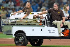 Un duro golpe para los Padres: Luis Rengifo sale en carrito por un esguince de rodilla