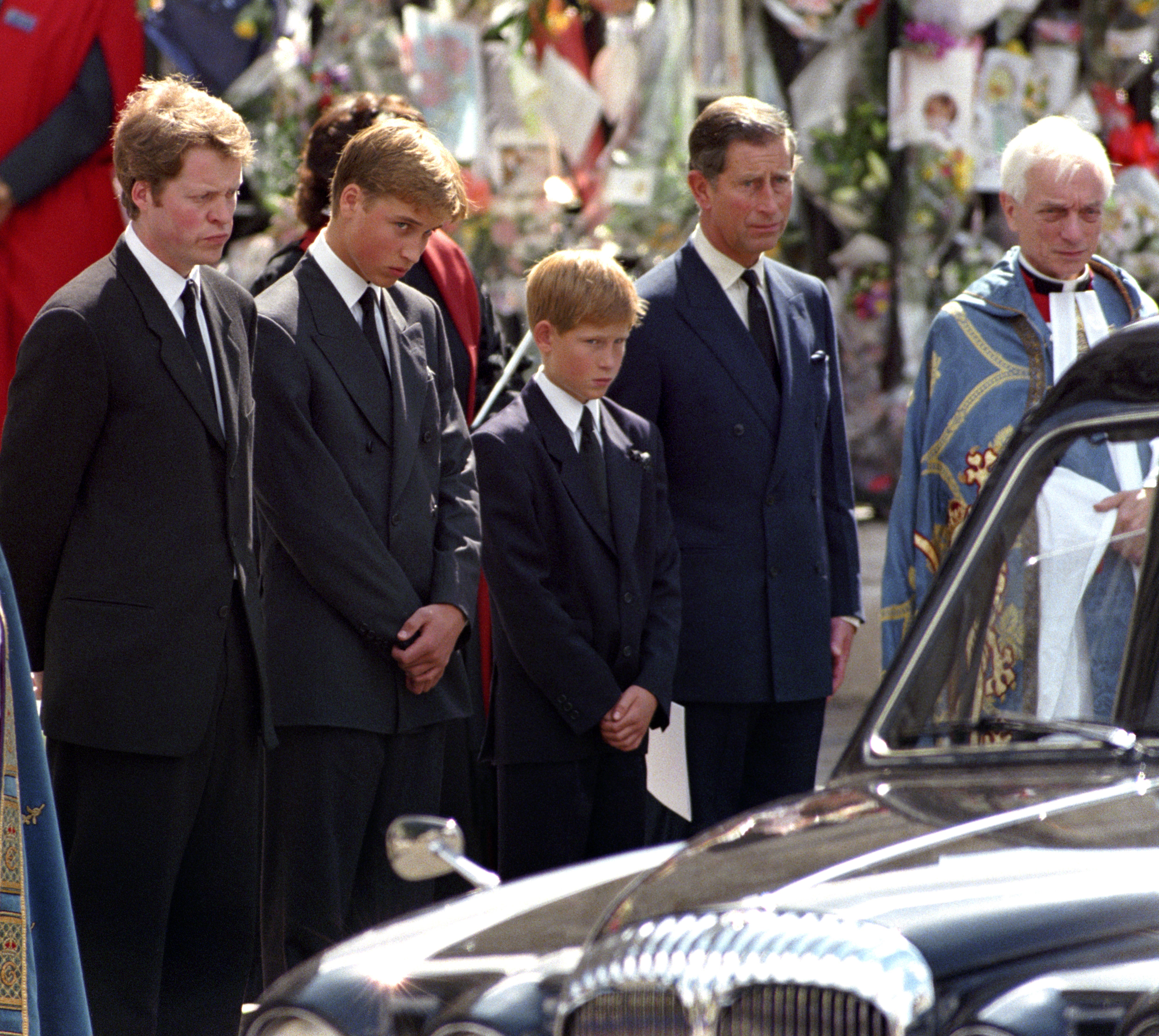 Spencer (izq.), junto a los príncipes William y Harry y el entonces príncipe Carlos en el funeral de Diana