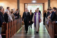 Noruegos hacen fila en iglesias para emotivos homenajes al difunto rey
