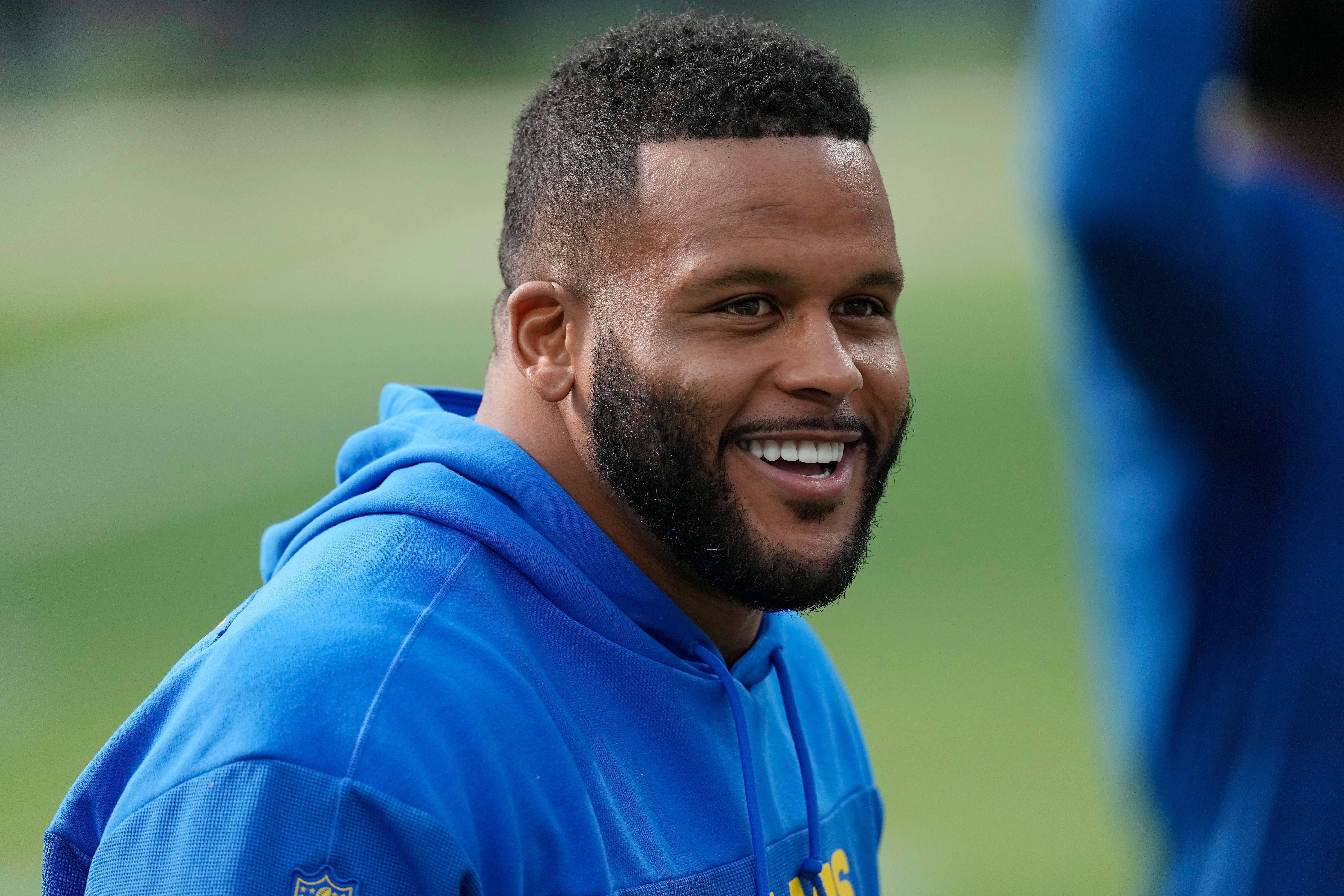 Aaron Donald pone fin a su retiro de 2 años y medio y regresa a los Rams
