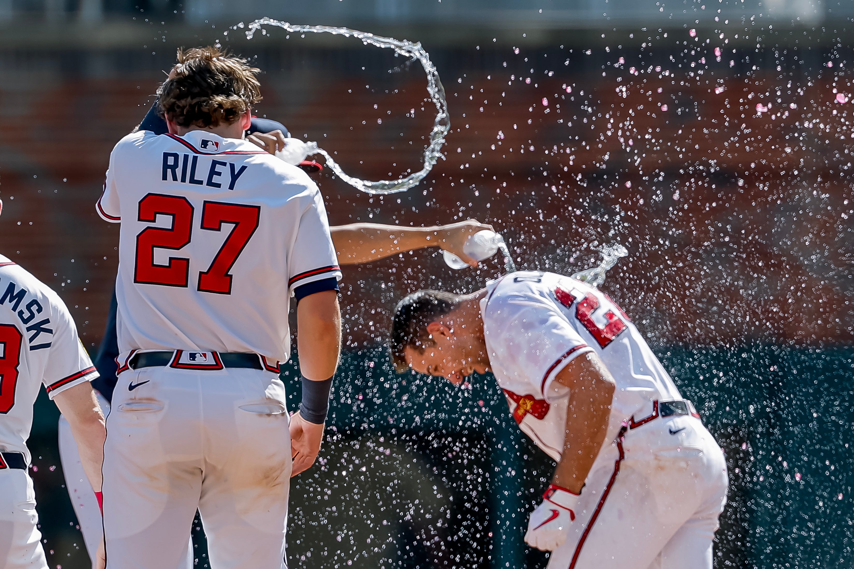 Olson conecta sencillo de oro en la 10ma y Bravos vencen 3-2 a Rockies para 7ma victoria seguida