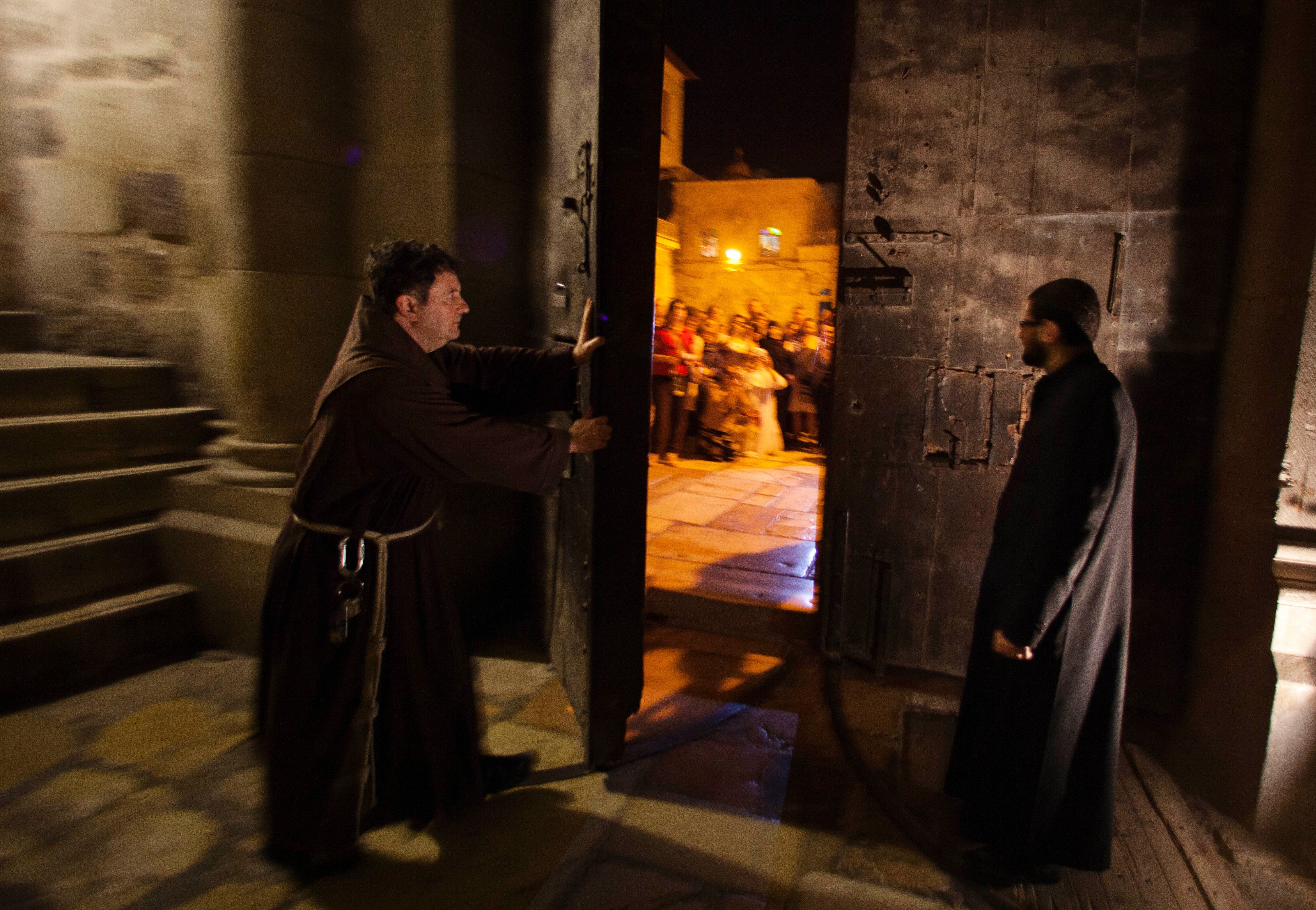 UNA NOCHE EN EL SANTO SEPULCRO