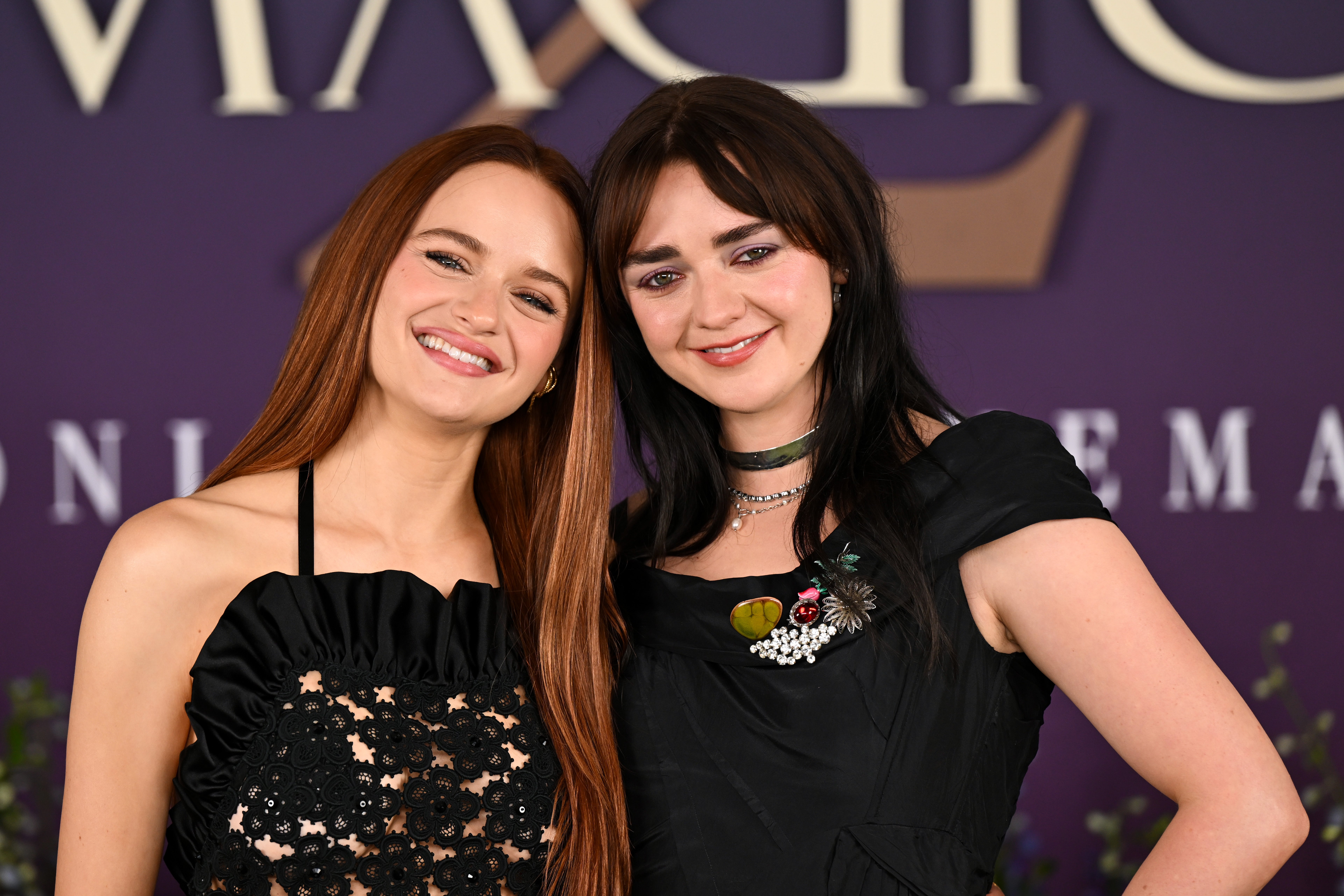 Maisie Williams, a la derecha, junto a su compañera de reparto Joey King