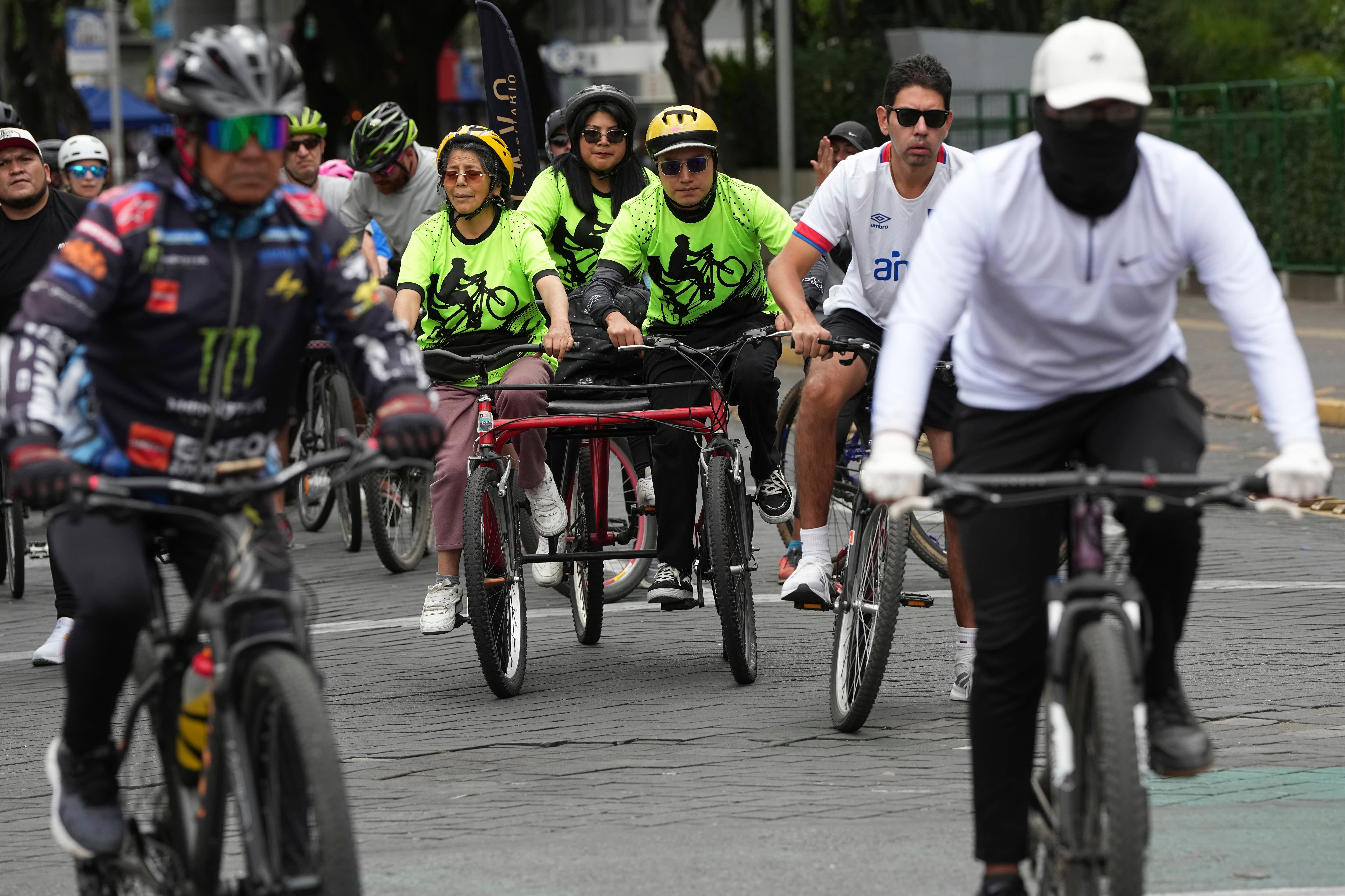 ECUADOR-CIEGOS-BICICLETAS