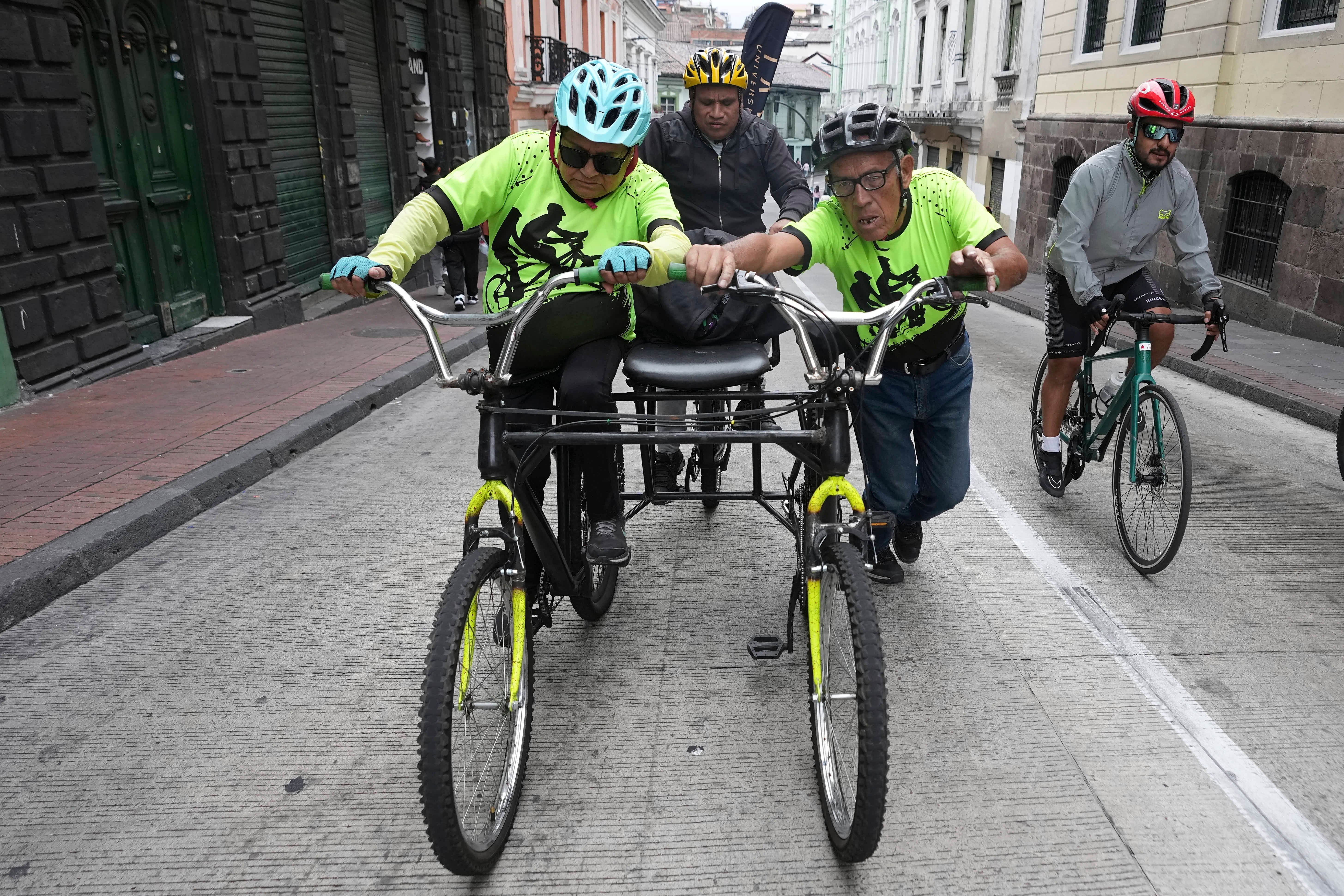 ECUADOR-CIEGOS-BICICLETAS