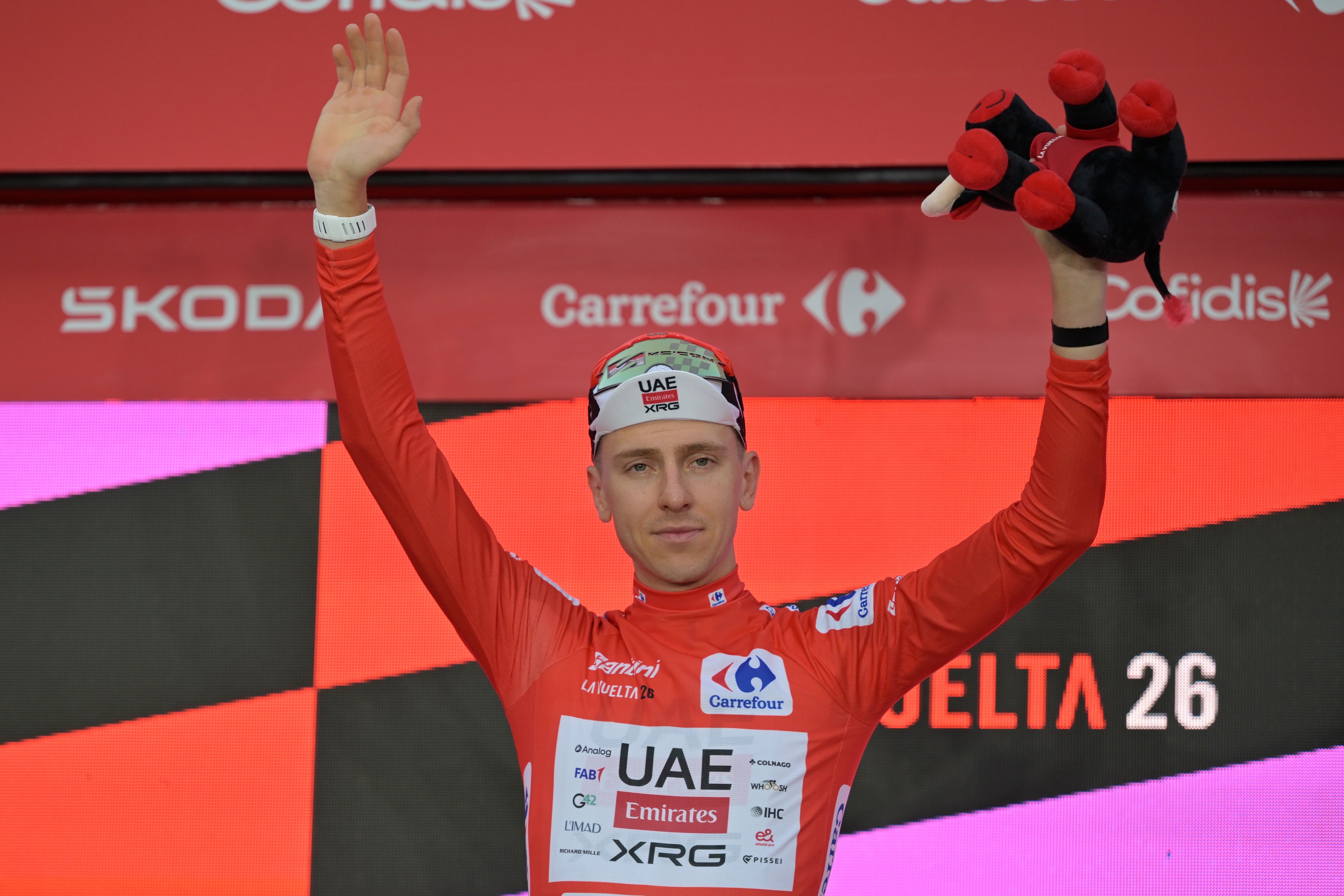El campeón del Tour Pogacar es operado de la clavícula tras caída en la Vuelta