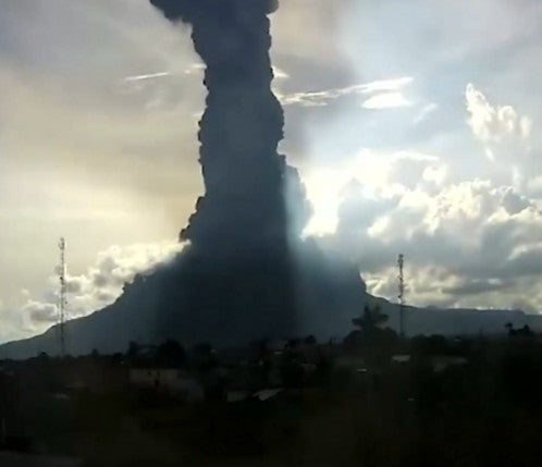 Volcán en Indonesia dispara ceniza a 3,5 km de altura tras fuerte erupción