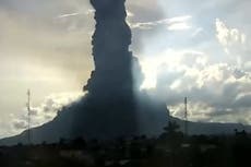Volcán en Indonesia dispara ceniza a 3,5 km de altura tras fuerte erupción