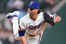 DeGrom se sacude una mala salida con 7 innings en blanco y Texas aplasta 8-1 a Atléticos