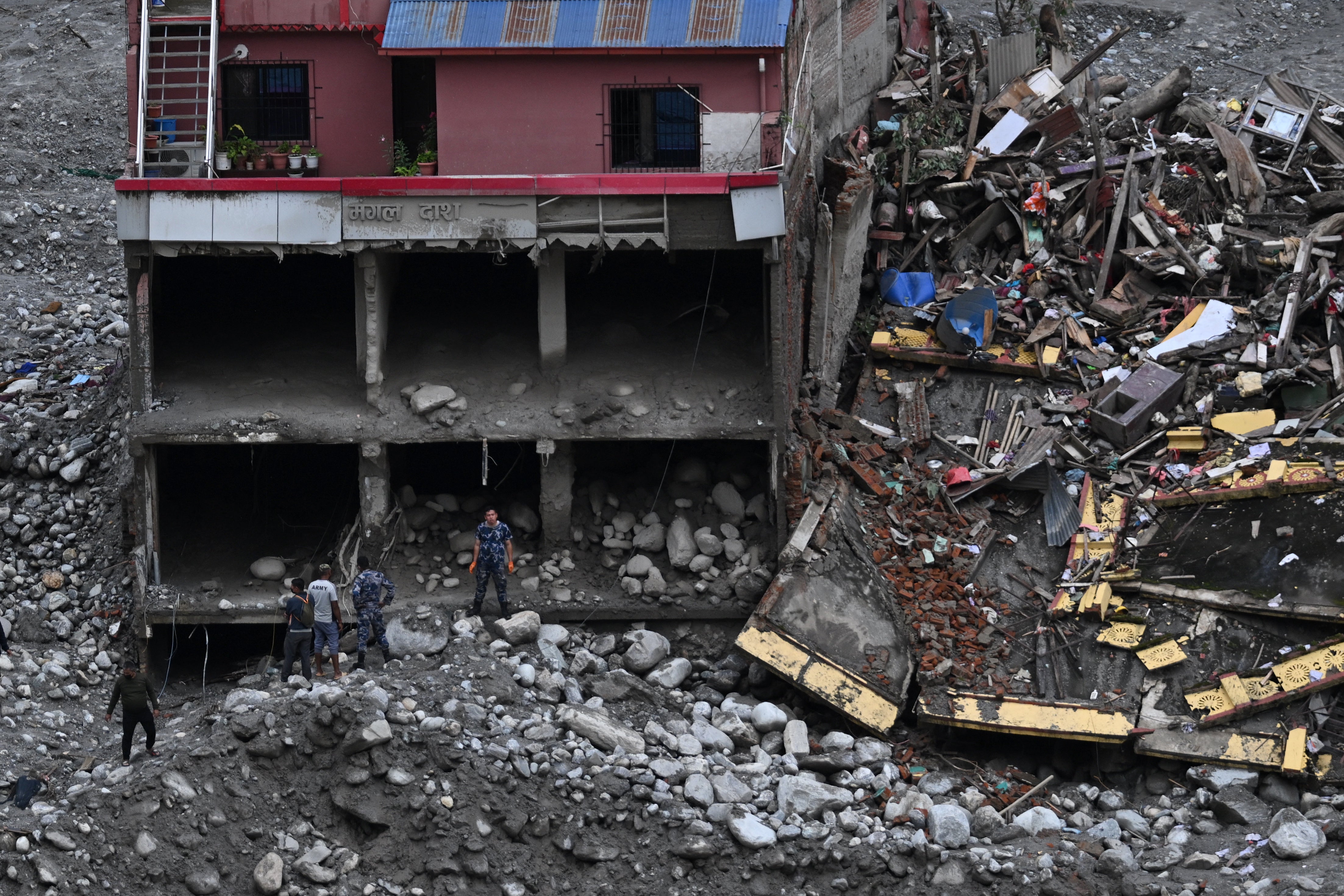 Miembros del ejército nepalí participan en las operaciones de búsqueda tras las inundaciones repentinas ocurridas en el distrito de Nuwakot, en Nepal