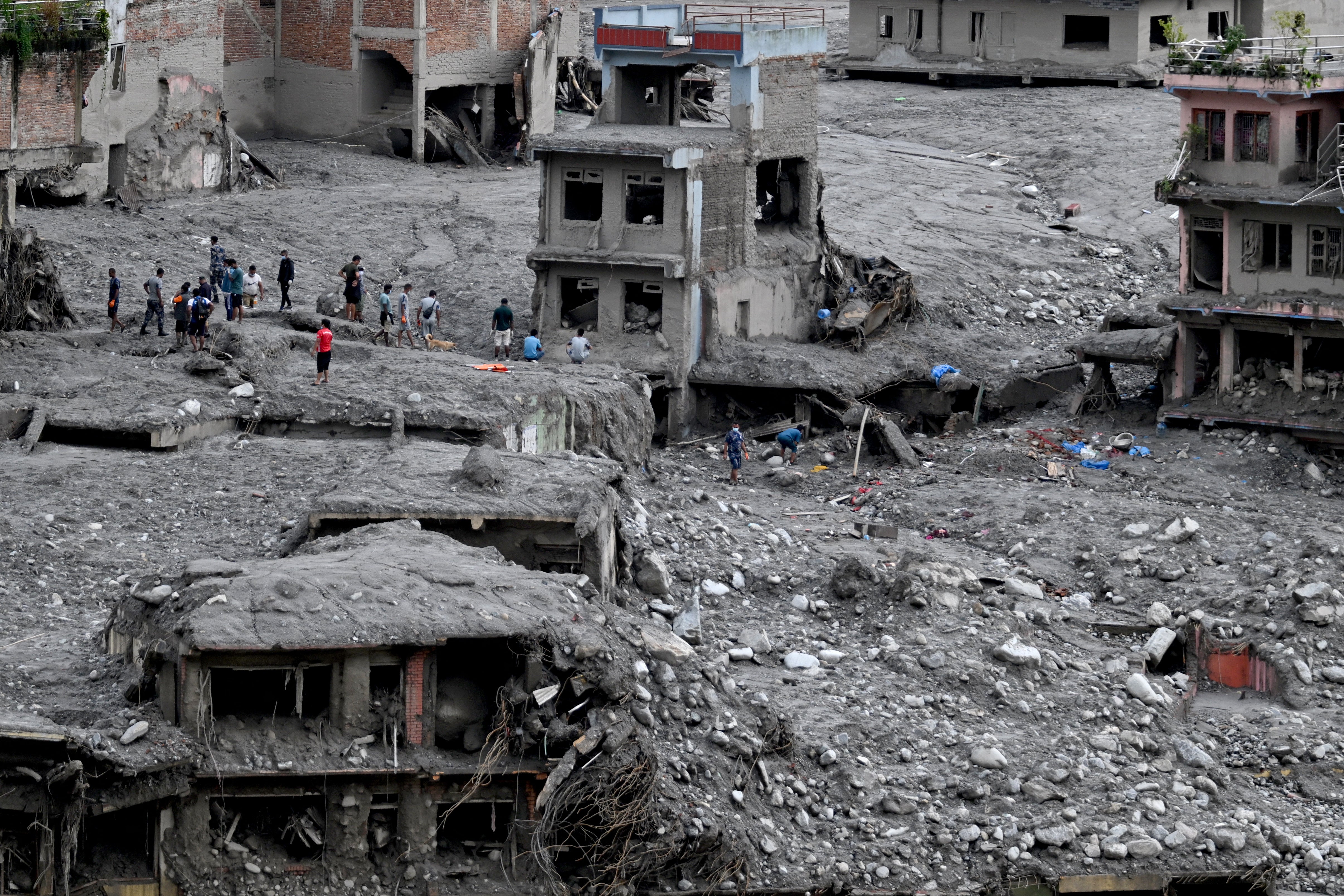 La gente busca materiales útiles entre los escombros tras las riadas repentinas en el centro de Trishuli, en el distrito de Nuwakot de Nepal, el 1° de septiembre de 2026