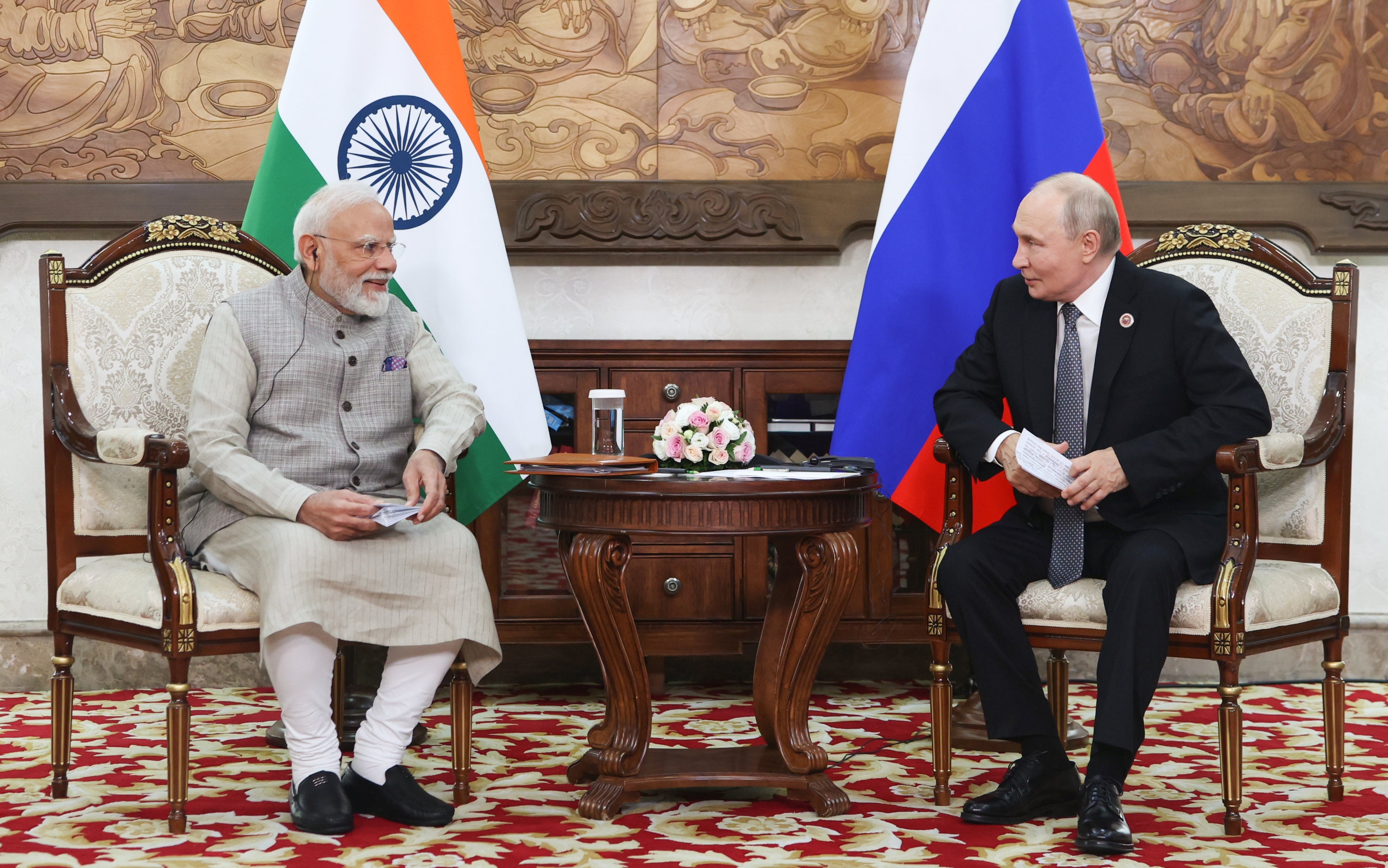 El presidente ruso, Vladimir Putin, conversa con el primer ministro de India, Narendra Modi, durante una reunión al margen de la cumbre de la Organización de Cooperación de Shanghái en Biskek, Kirguistán, el lunes 31 de agosto de 2026
