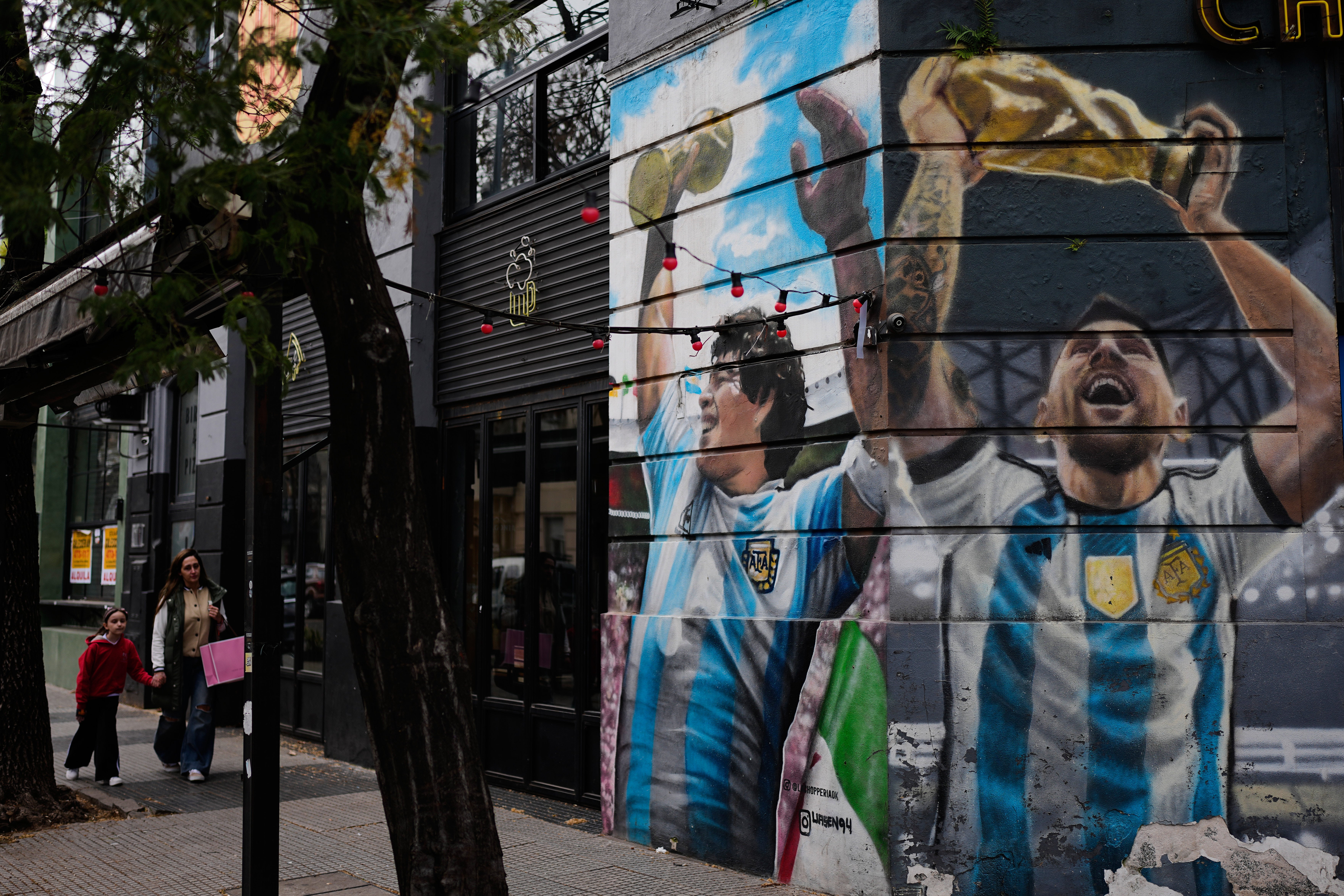 Un mural de las leyendas argentinas Diego Maradona y Lionel Messi