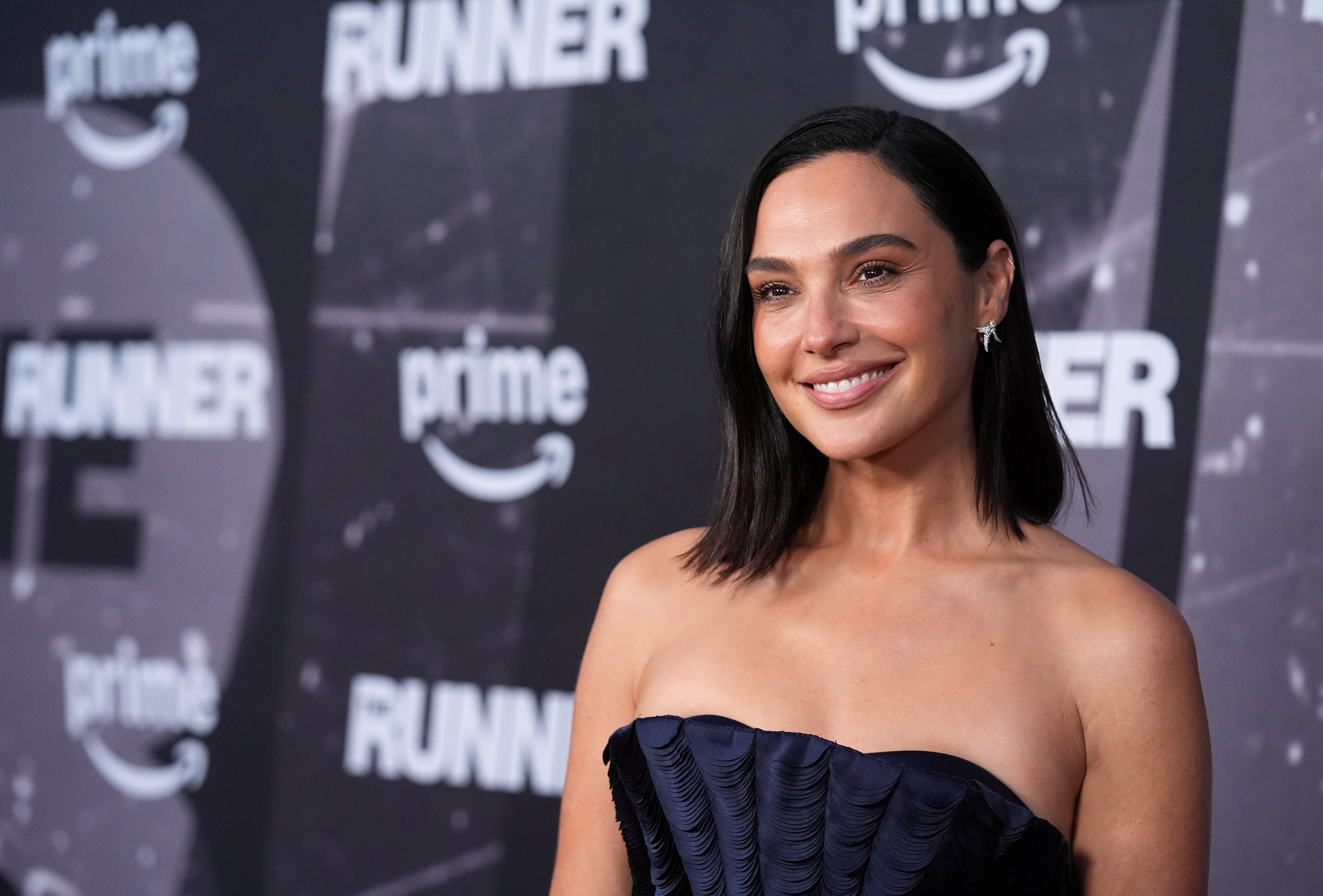 Gal Gadot ha defendido su decisión de protagonizar una película en la que se utiliza IA, afirmando que los actores tendrán que aprender a trabajar con esta tecnología o se arriesgan a quedarse “completamente fuera de juego”.