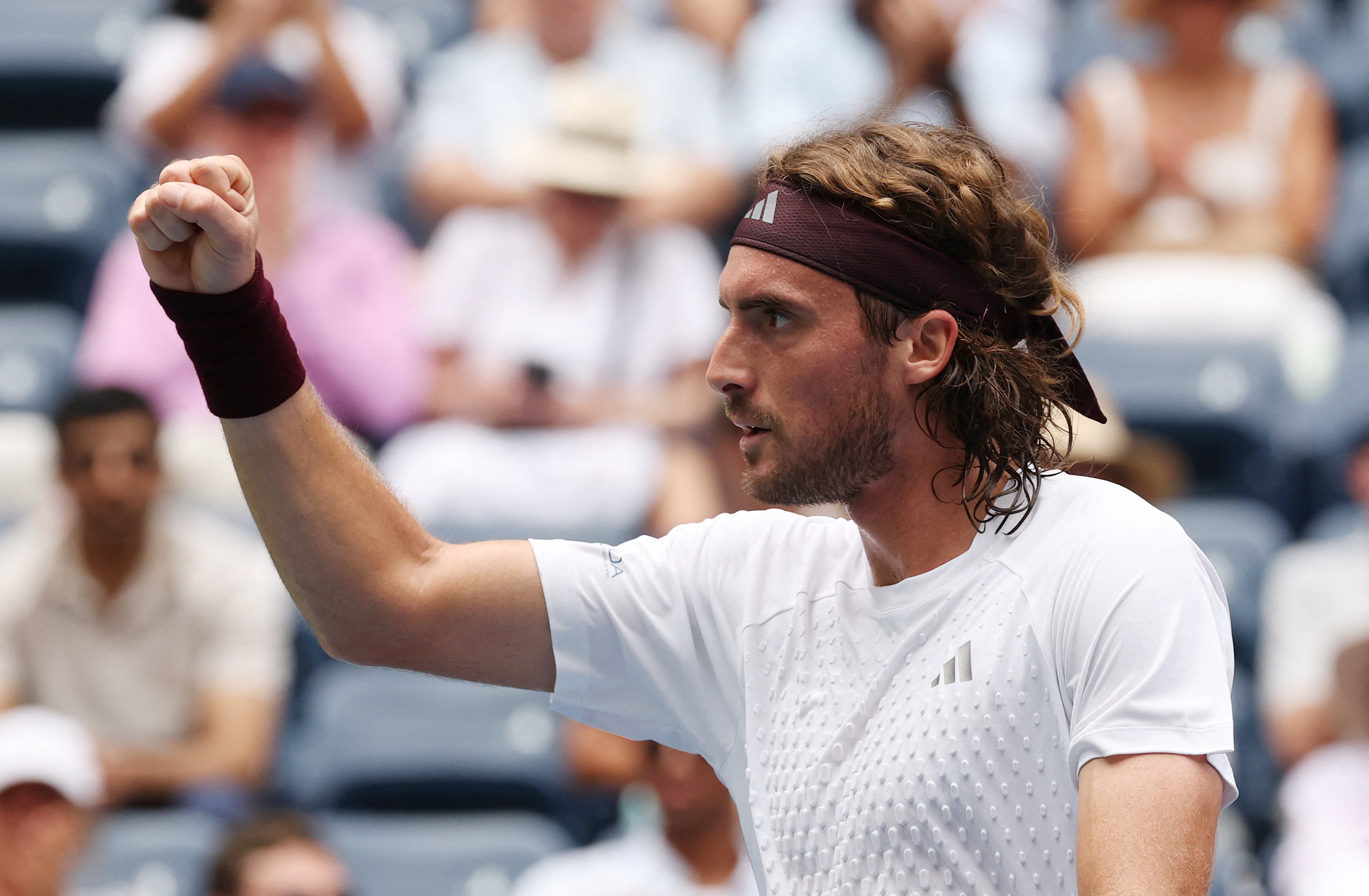 Stefanos Tsitsipas dio la sorpresa al derrotar al décimo cabeza de serie, Arthur Fils, en la primera ronda