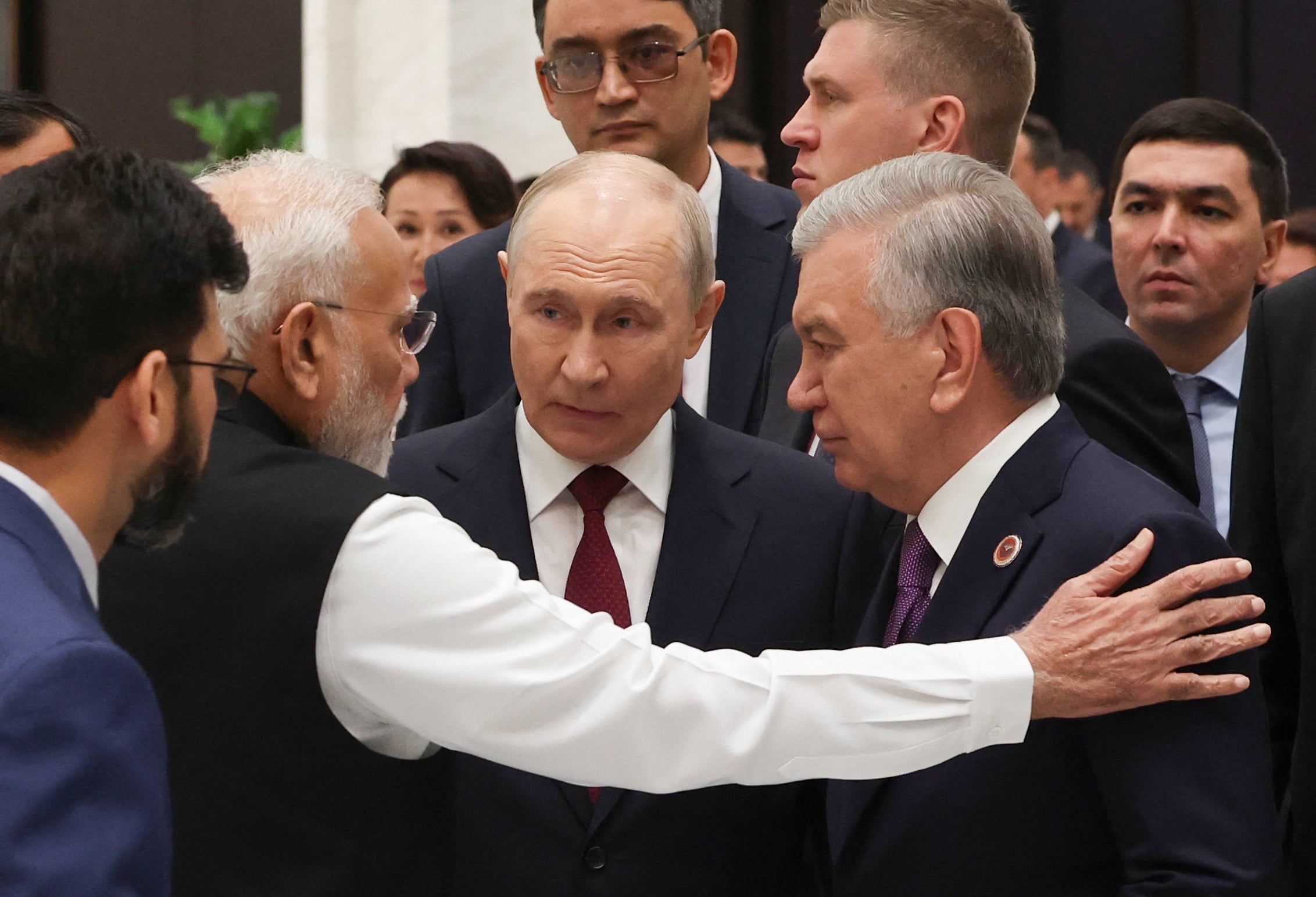 El primer ministro de India, Narendra Modi; el presidente de Rusia, Vladimir Putin; y el presidente de Uzbekistán, Shavkat Mirziyoyev, conversan a su llegada a una recepción en honor a los participantes de la cumbre de la Organización de Cooperación de Shanghái (OCS)