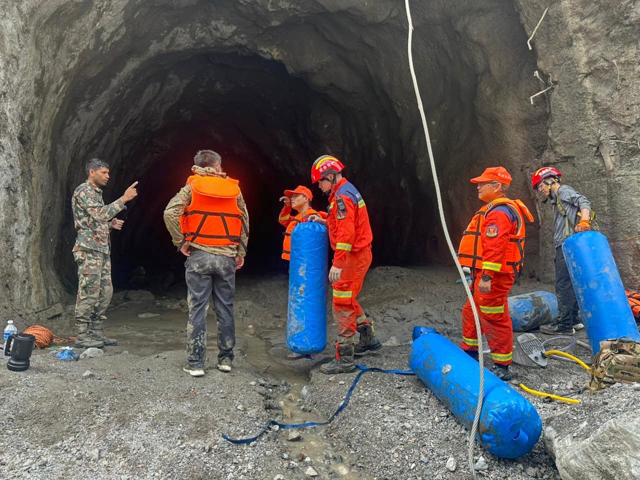 REP-GEN NEPAL-TÚNEL-RESCATE-AP EXPLICA