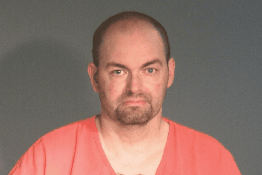 Benjamin C. Larson, de 47 años, de Fond du Lac, Wisconsin, enfrenta un cargo por acoso como delito grave después de que la policía encontrara en su casa cráneos humanos, objetos relacionados con asesinos en serie y diarios que detallaban un supuesto comportamiento de acoso