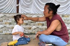 Sobrevivientes de inundaciones en Nepal temen perder su cultura y comunidad