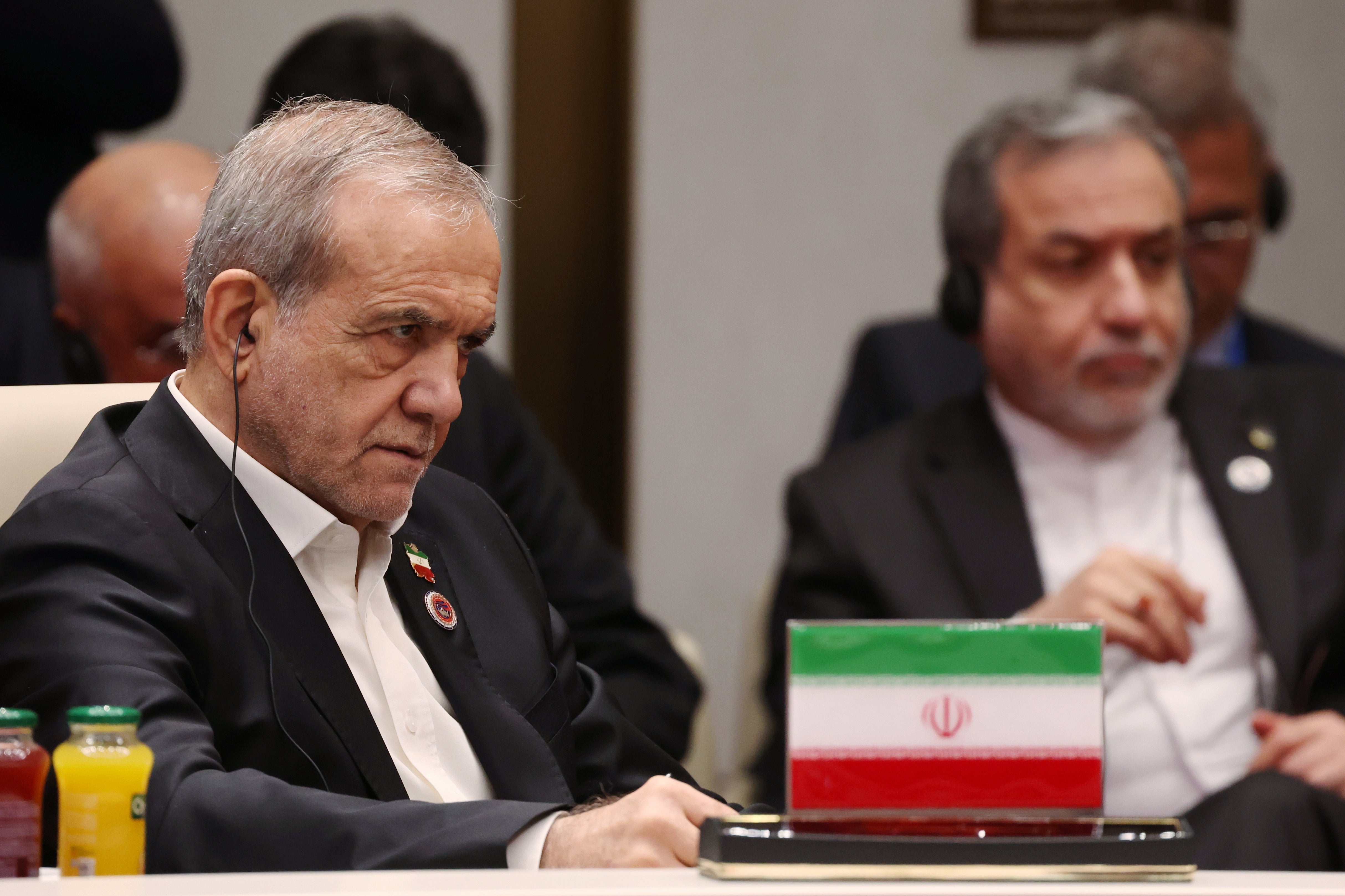 Líder iraní dice que restablecerían el alto el fuego si EEUU lo hace y más noticias de Oriente Medio