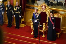 El rey Haakon VIII jura lealtad a la Constitución de Noruega