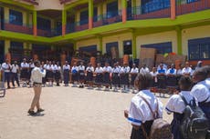 Reabren escuelas en el epicentro del ébola en el Congo pese a inquietud de padres y maestros