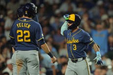 Yelich y Ortiz conectan vuelacercas y Cerveceros vencen 9-4 a Cachorros