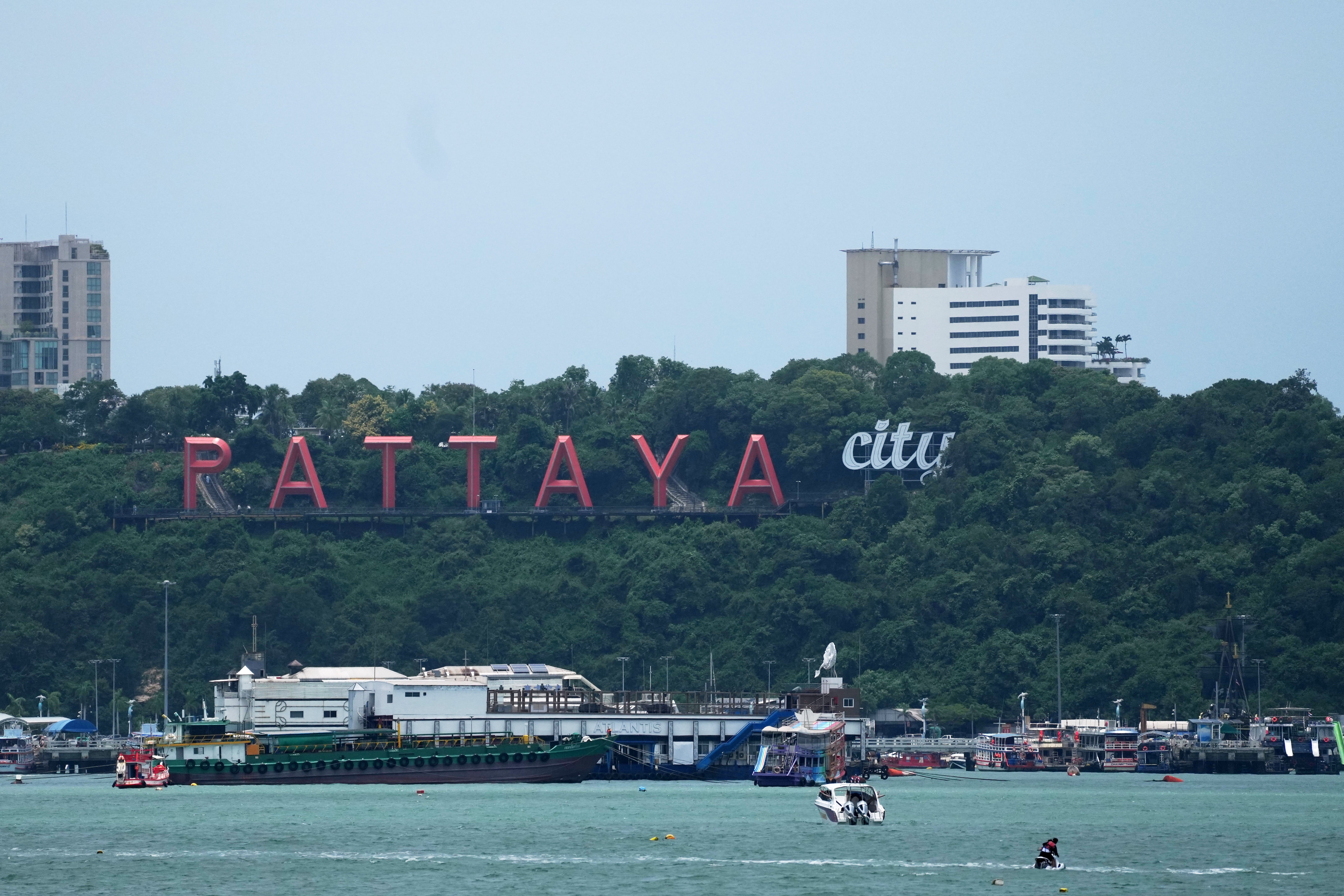 Turistas recorren la playa de Pattaya, Tailandia, a bordo de una moto acuática
