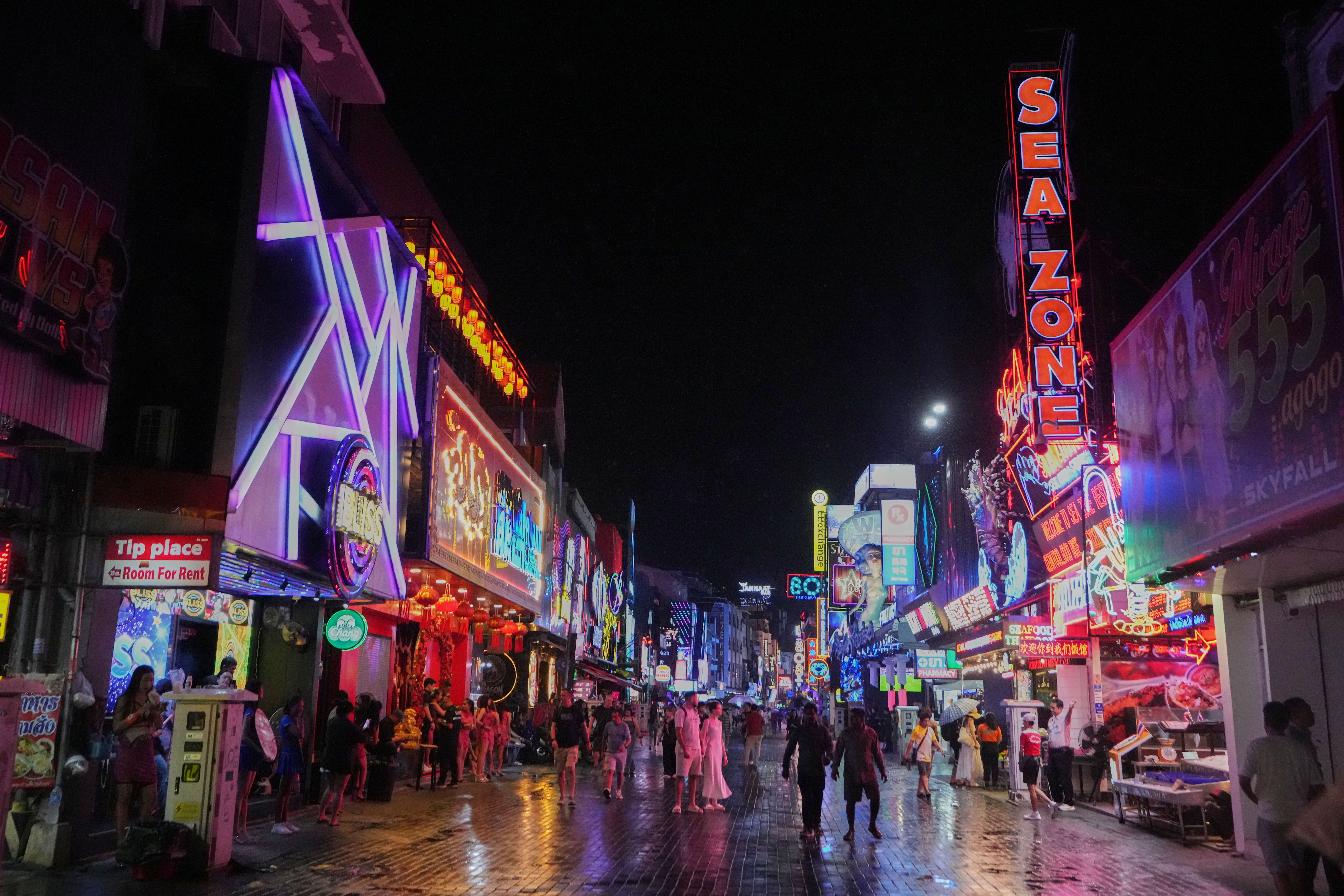 Turistas recorren Walking Street, en Pattaya, Tailandia, el 31 de agosto de 2026