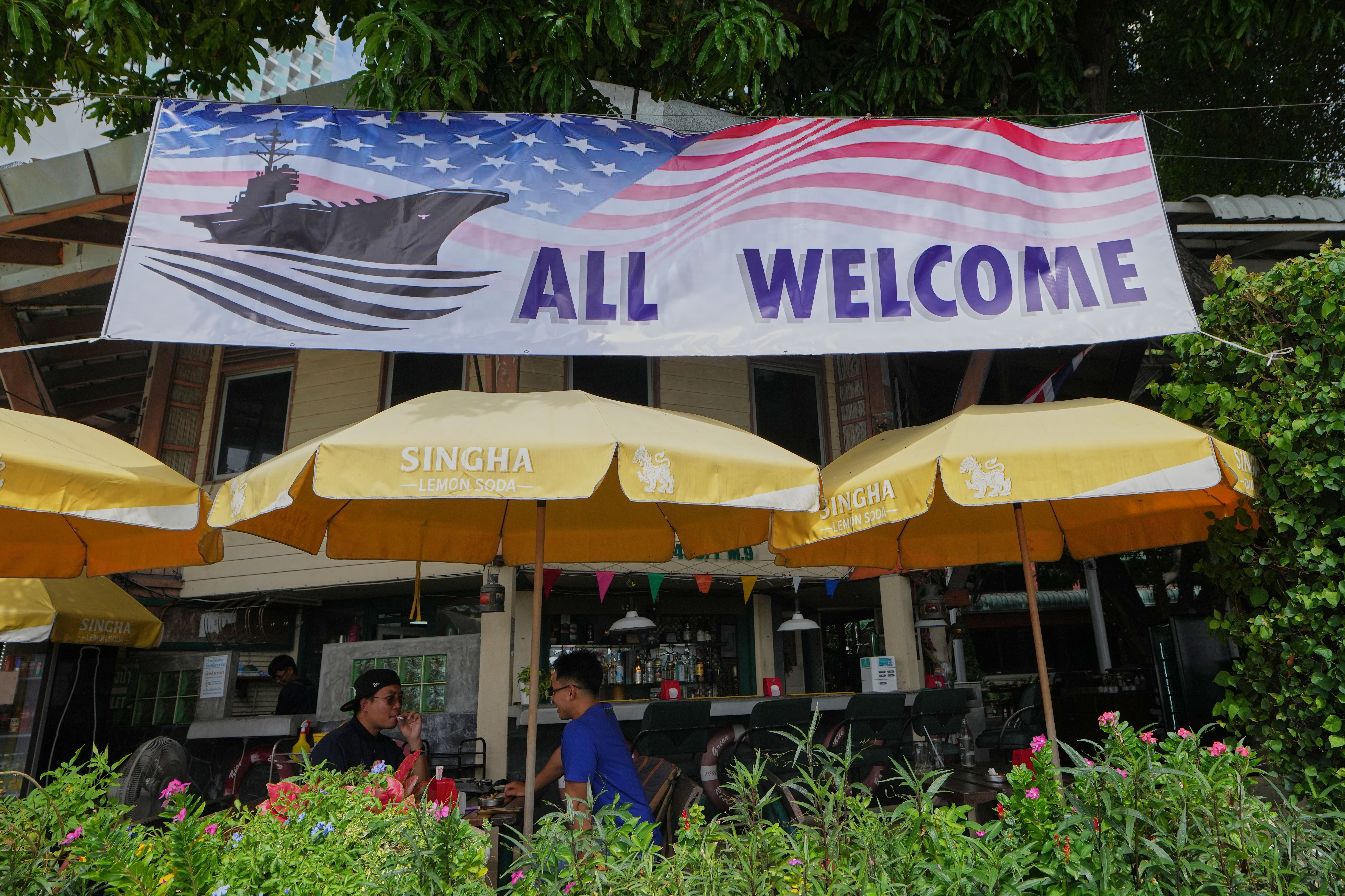 Clientes de un restaurante se sientan bajo una pancarta en Pattaya, Tailandia, el 1 de septiembre de 2026