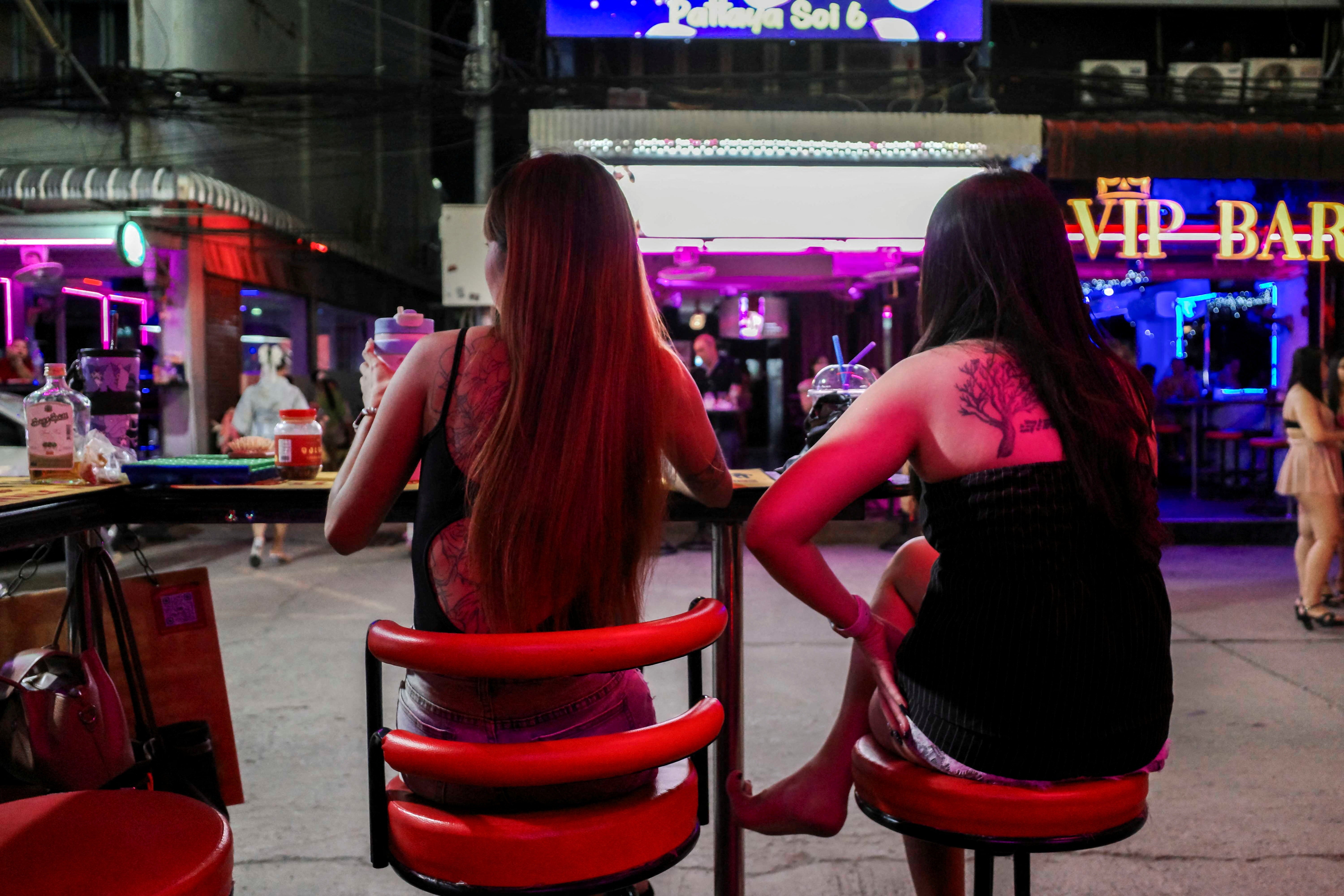 Varias personas esperan en un bar de una calle repleta de bares y locales de entretenimiento en Pattaya, Tailandia, el 1 de septiembre de 2026