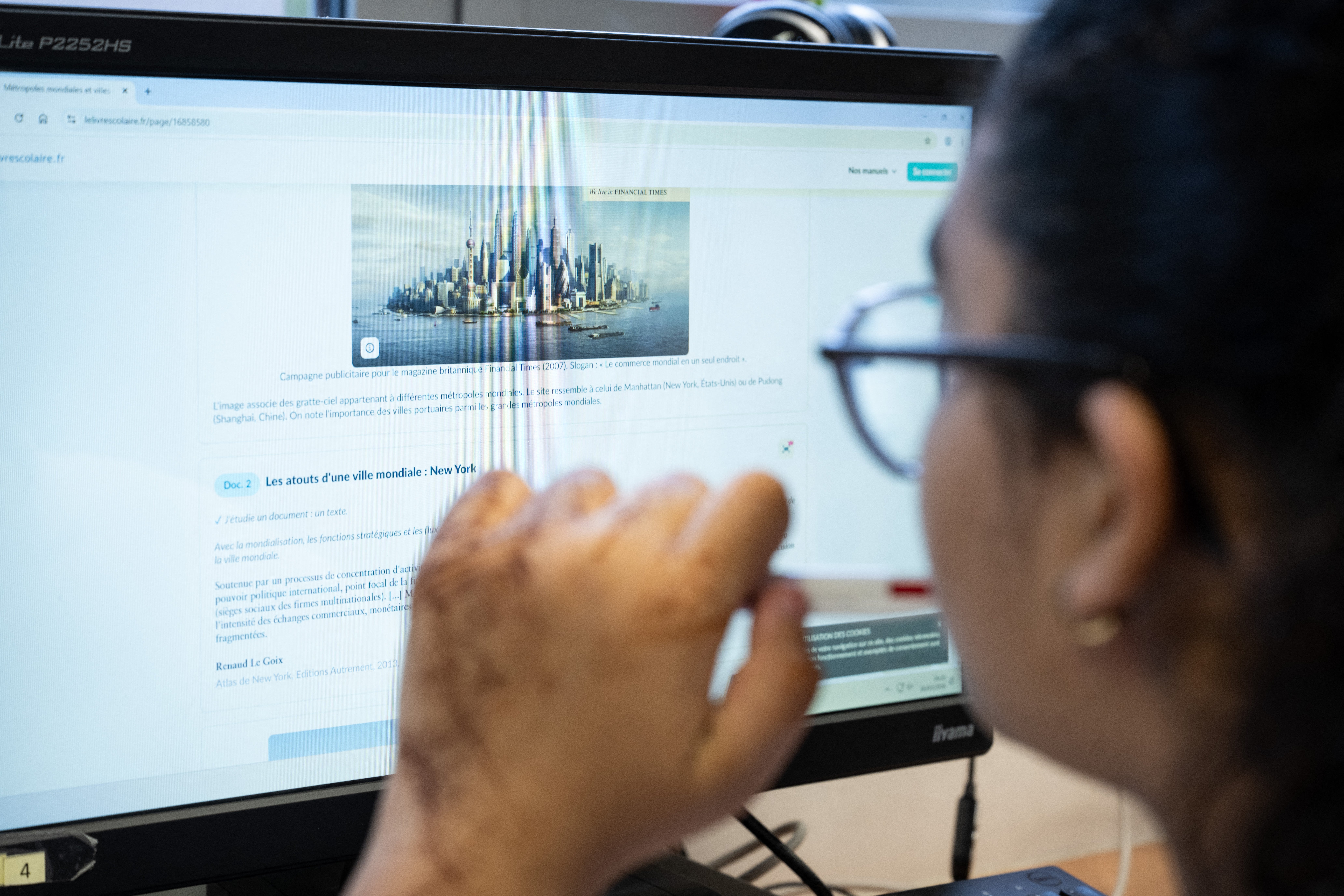Un estudiante realiza un ejercicio durante una clase impulsada por inteligencia artificial en el Colegio Jean Mace de Mulhouse, Francia, el 26 de marzo de 2026