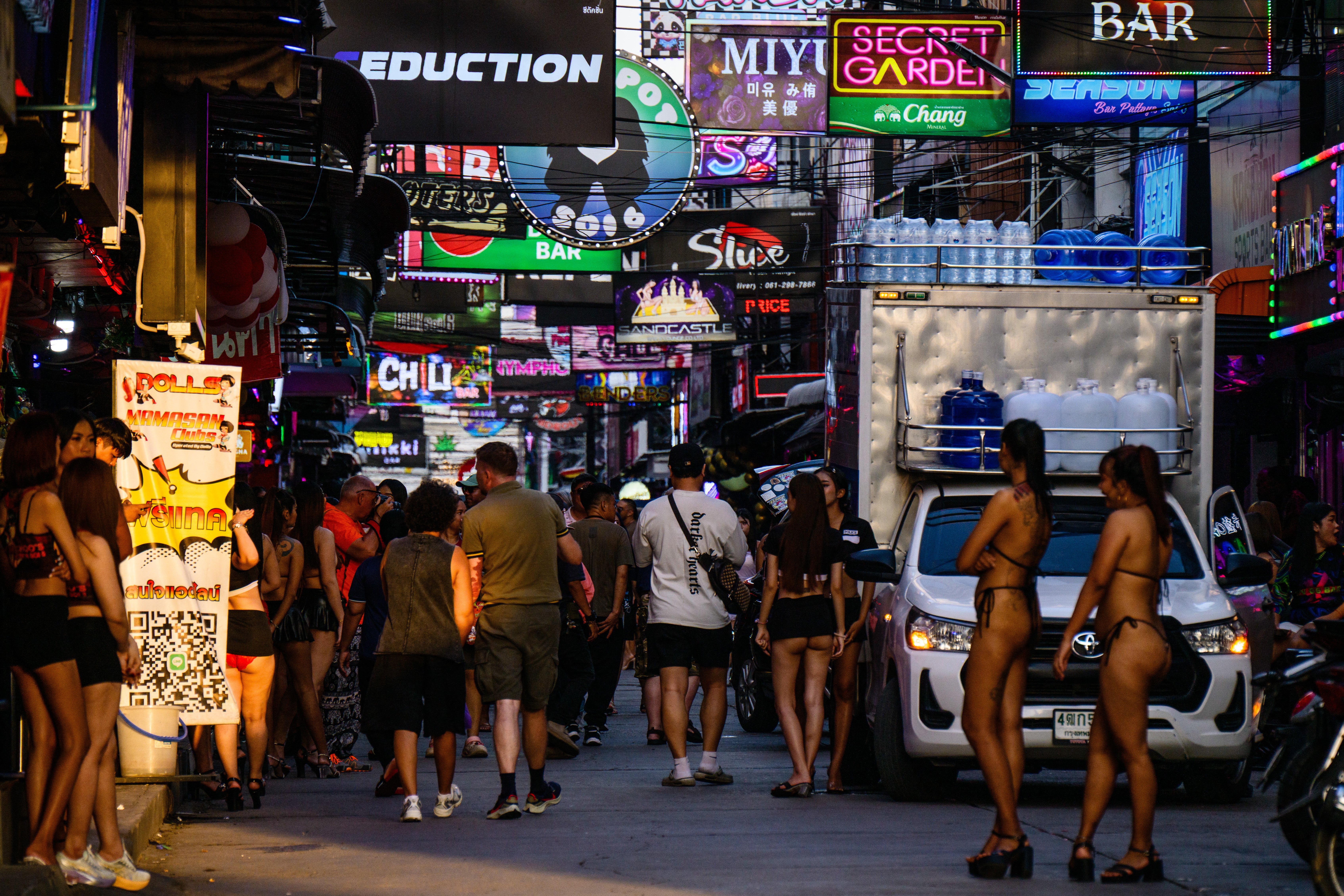 <p>Visitantes caminan frente a bares y clubes nocturnos en Soi 6, en Pattaya, el 1 de septiembre  </p>