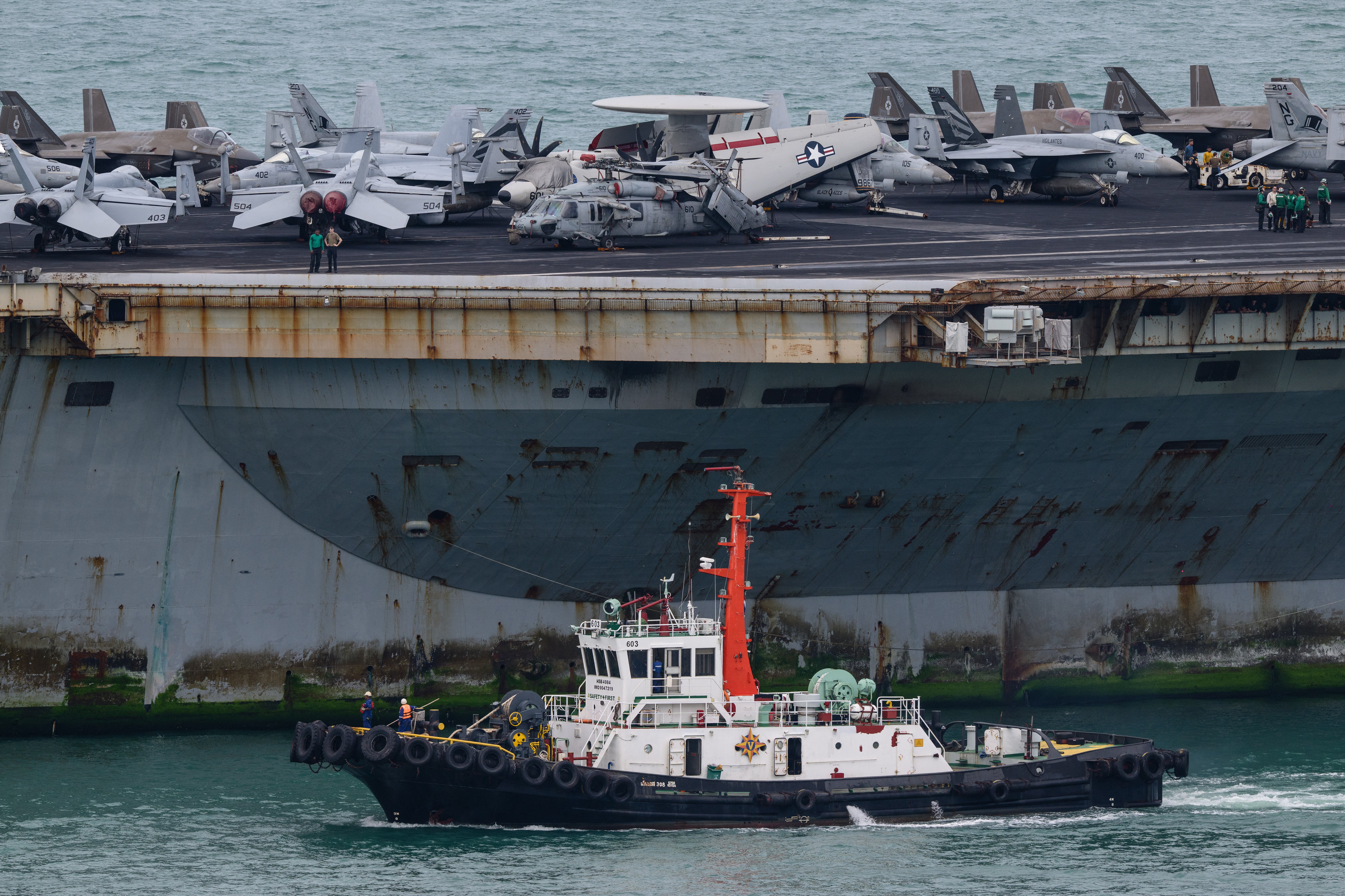 Un remolcador guía al portaaviones de propulsión nuclear USS Abraham Lincoln (CVN-72) hacia el puerto de Laem Chabang, cerca de Pattaya, el 2 de septiembre de 2026