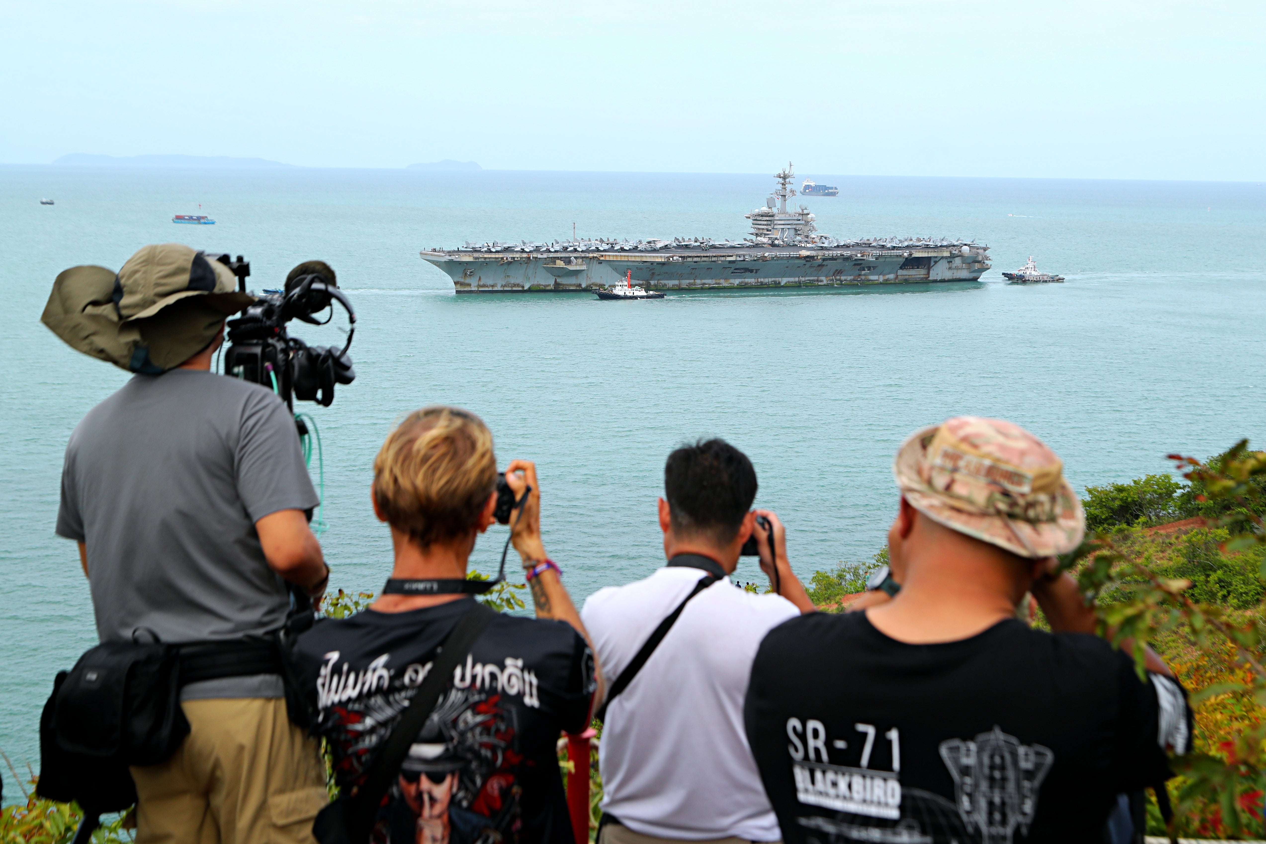El portaaviones USS Abraham Lincoln (CVN-72) llega al puerto de Laem Chabang