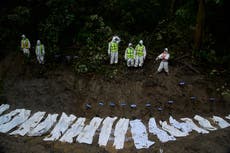 Algunos turistas desaparecidos contactan mientras muertes por inundaciones en Nepal superan 1.100