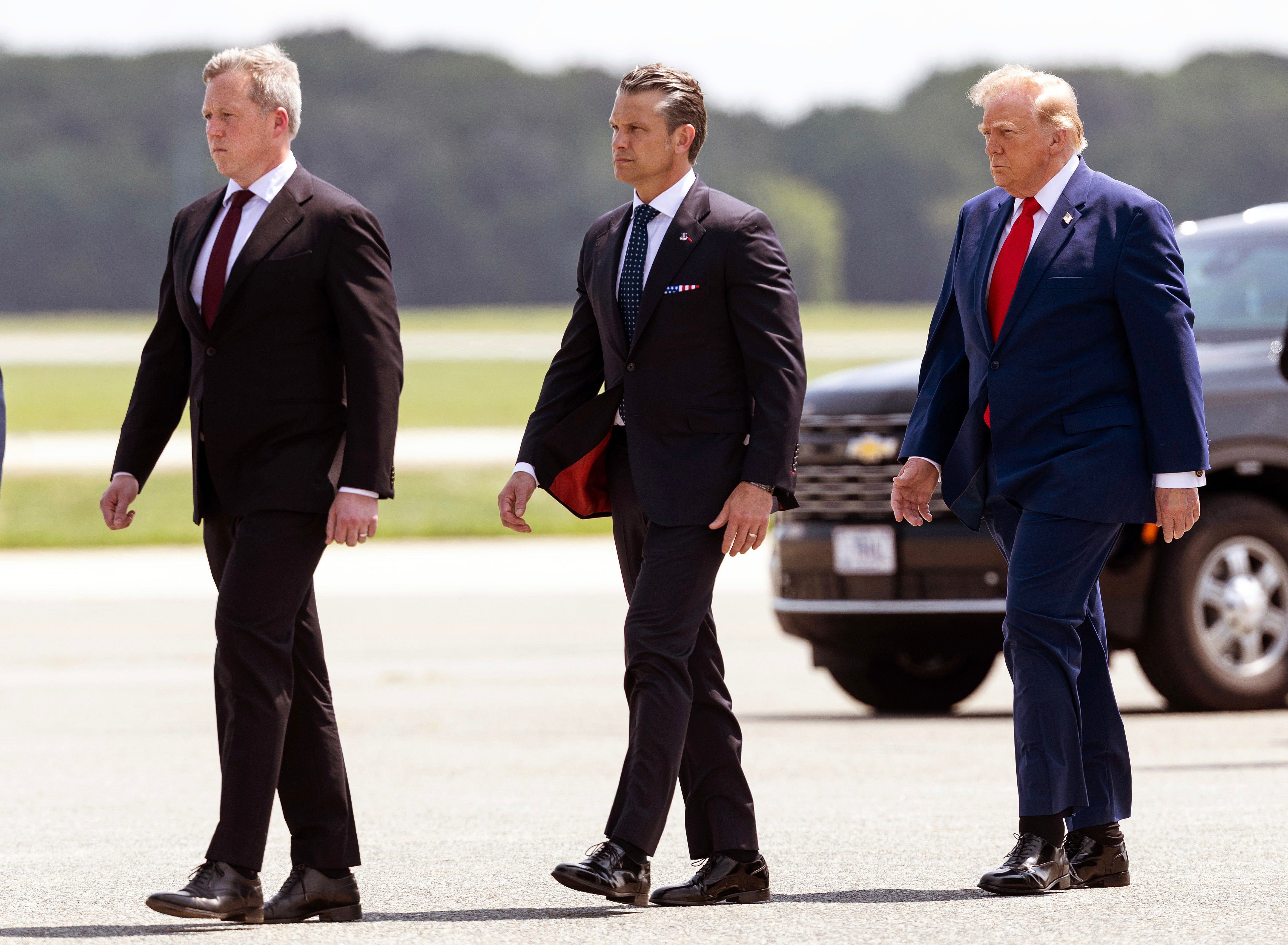 Dan Driscoll (izquierda), secretario saliente del Ejército de Estados Unidos, habría lanzado duras críticas contra el secretario de Defensa, Pete Hegseth (centro), al presentar su renuncia ante el presidente Donald Trump (derecha)