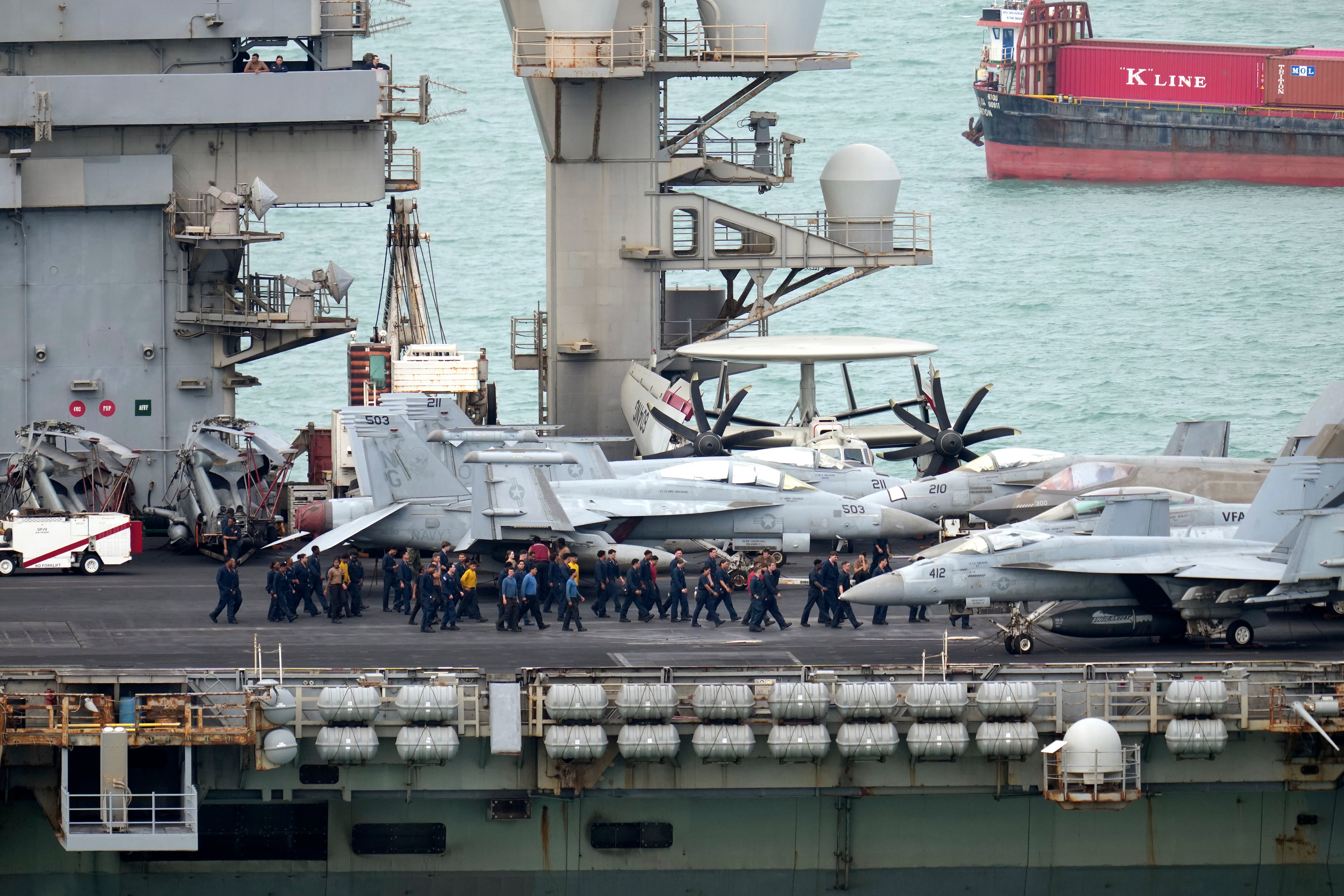 Según un nuevo informe, algunos de los militares destinados al USS Abraham Lincoln, que actualmente se encuentra fondeado frente a las costas de Tailandia, describieron su estadía en el portaaviones como “el peor despliegue que vivieron jamás”