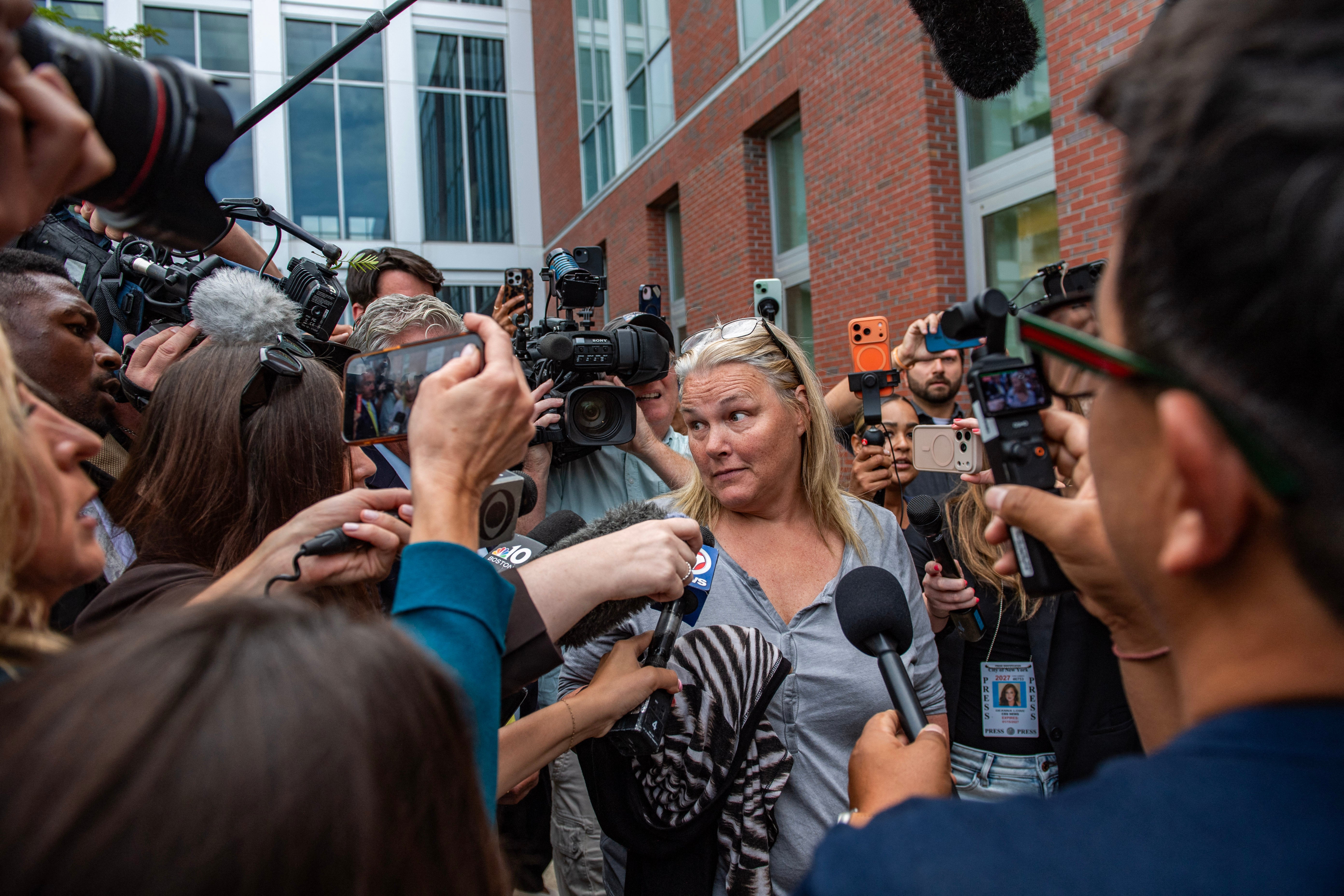 Dawn Light, de 56 años, se declaró inocente el miércoles de haber grabado presuntamente a miembros del jurado a las puertas del juzgado donde se celebra el juicio por el asesinato de Lindsay Clancy, y quedó en libertad bajo fianza personal con restricciones