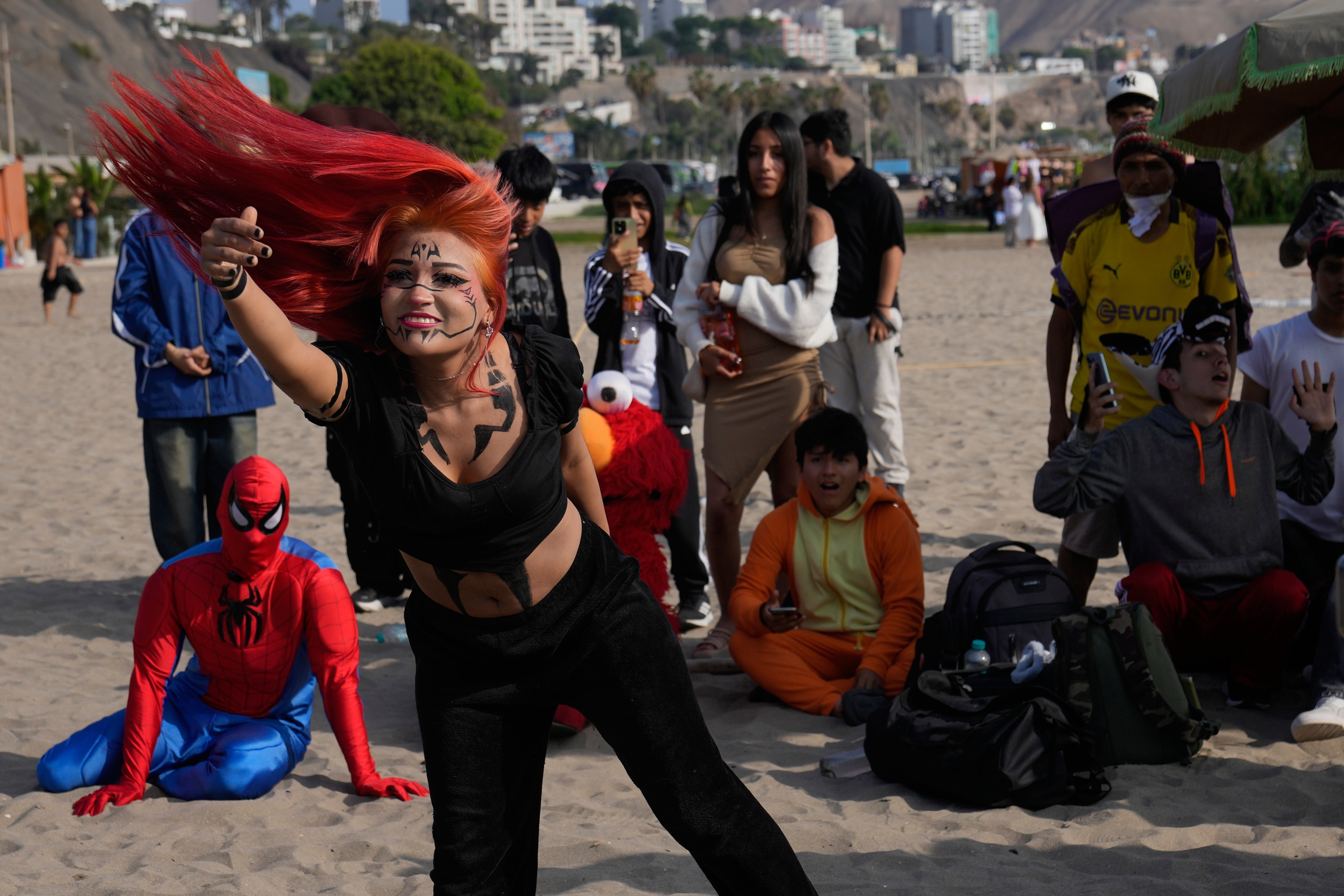Un participante conocida como “Cíclope” compite en una batalla de “farmear aura” en la playa Las Sombrillas de Lima, Perú, el sábado 29 de agosto de 2026
