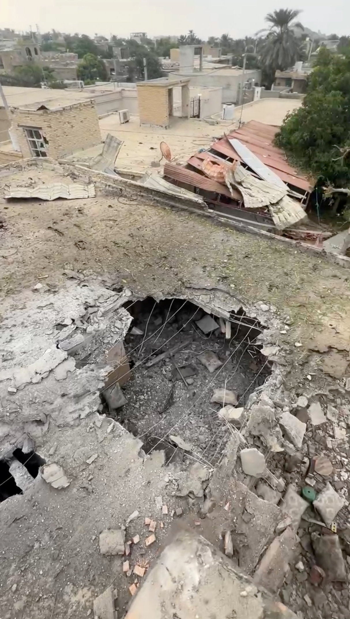 Casas dañadas tras un atentado en Kuhistik, Sirik, Irán, el 2 de septiembre de 2026, en esta captura de pantalla extraída de un video
