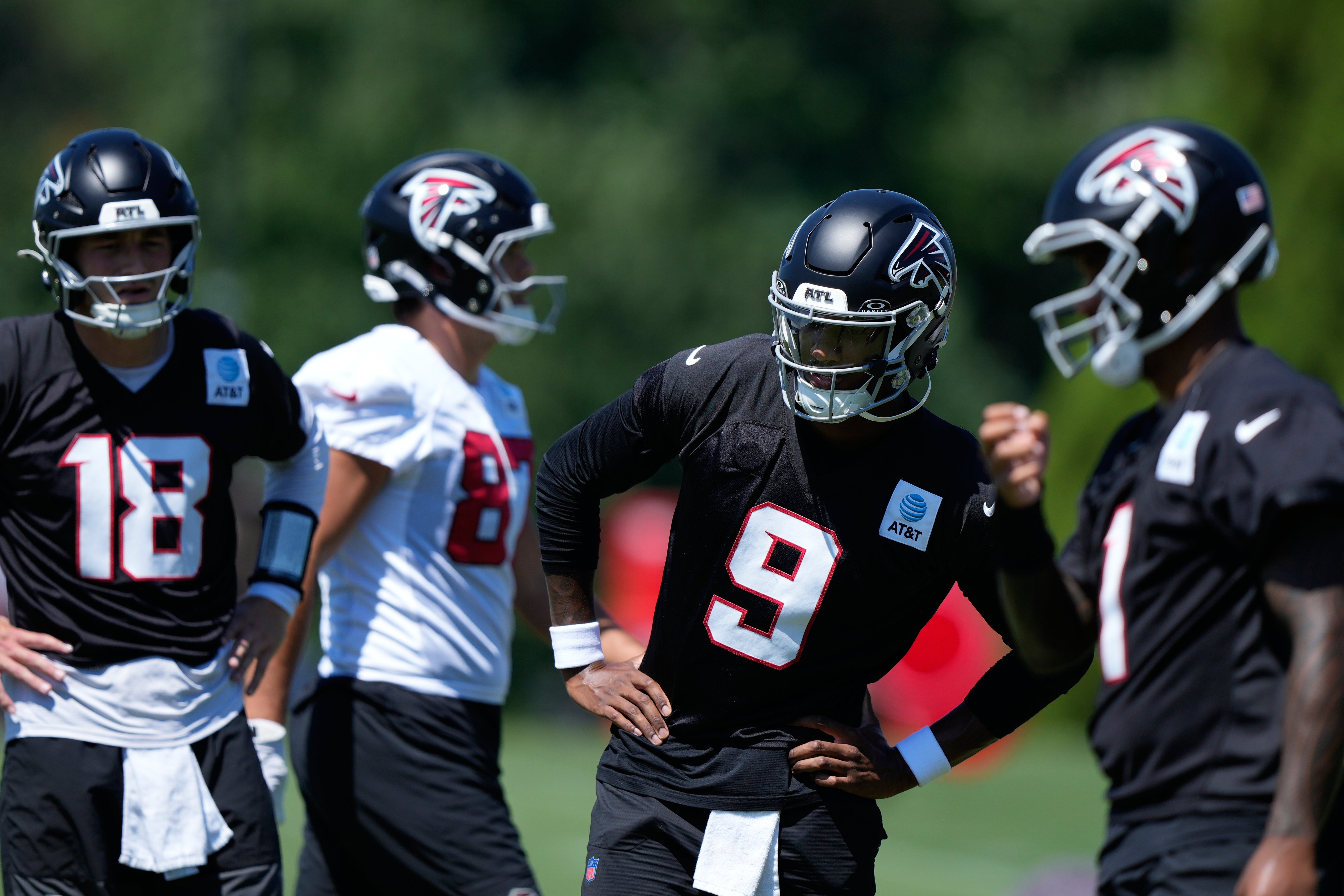 Falcons apuestan por 4 quarterbacks como 'póliza de seguro' ante dudas y lesiones