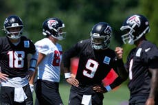 Falcons apuestan por 4 quarterbacks como 'póliza de seguro' ante dudas y lesiones