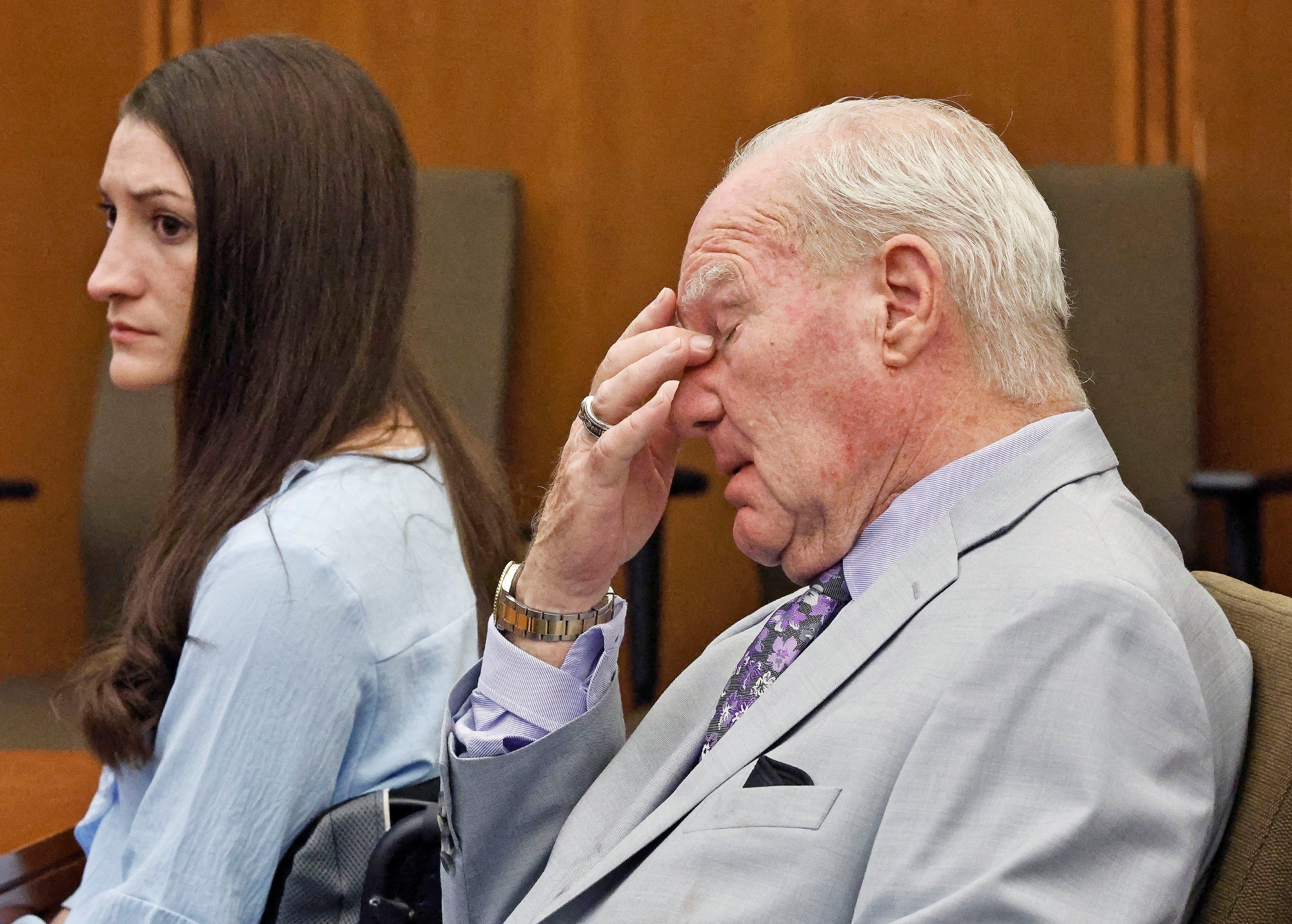 Lindsay Clancy, junto a su abogado defensor Kevin Reddington durante una audiencia el miércoles, no niega haber matado a sus tres hijos pequeños