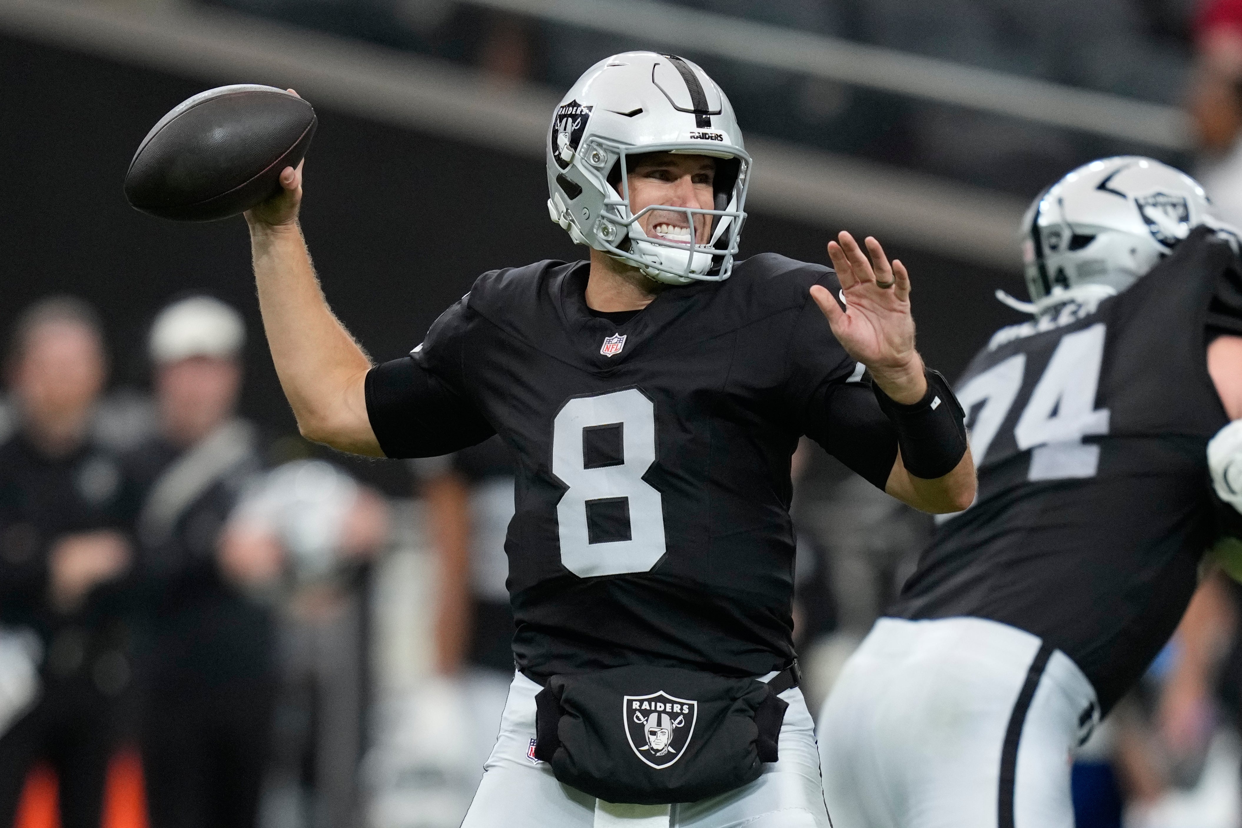 Klint Kubiak elige a Kirk Cousins como QB titular de los Raiders para el debut ante Miami