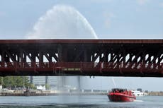 Puente del río Chicago se atasca tras levantarse para dejar pasar a una embarcación