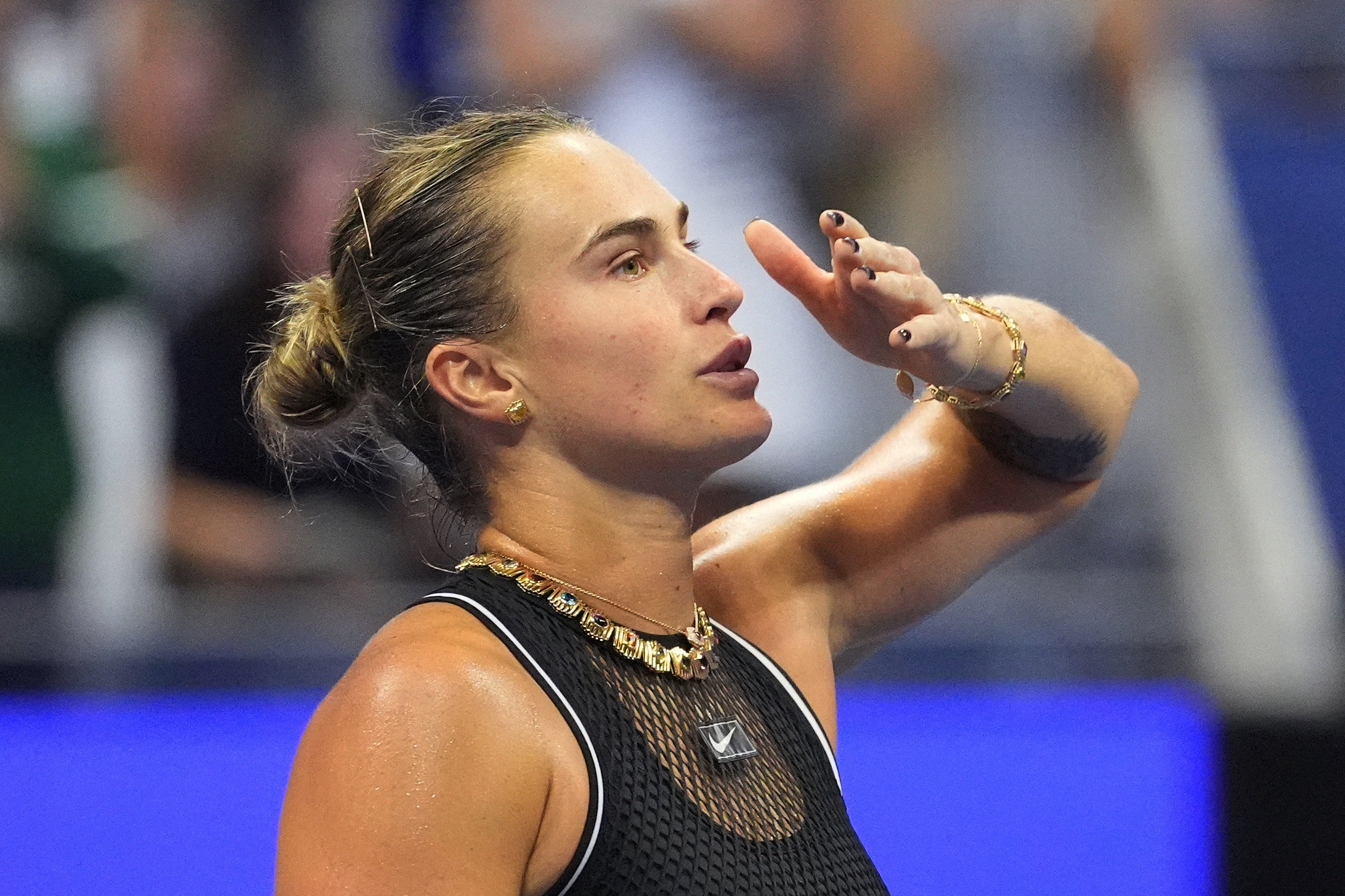 Aryna Sabalenka celebra tras su victoria sobre Polina Iatcenko