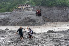 Cambiar comida por medicinas y cruzar el río en tirolesa, parte de la vida en zona inundada de Nepal
