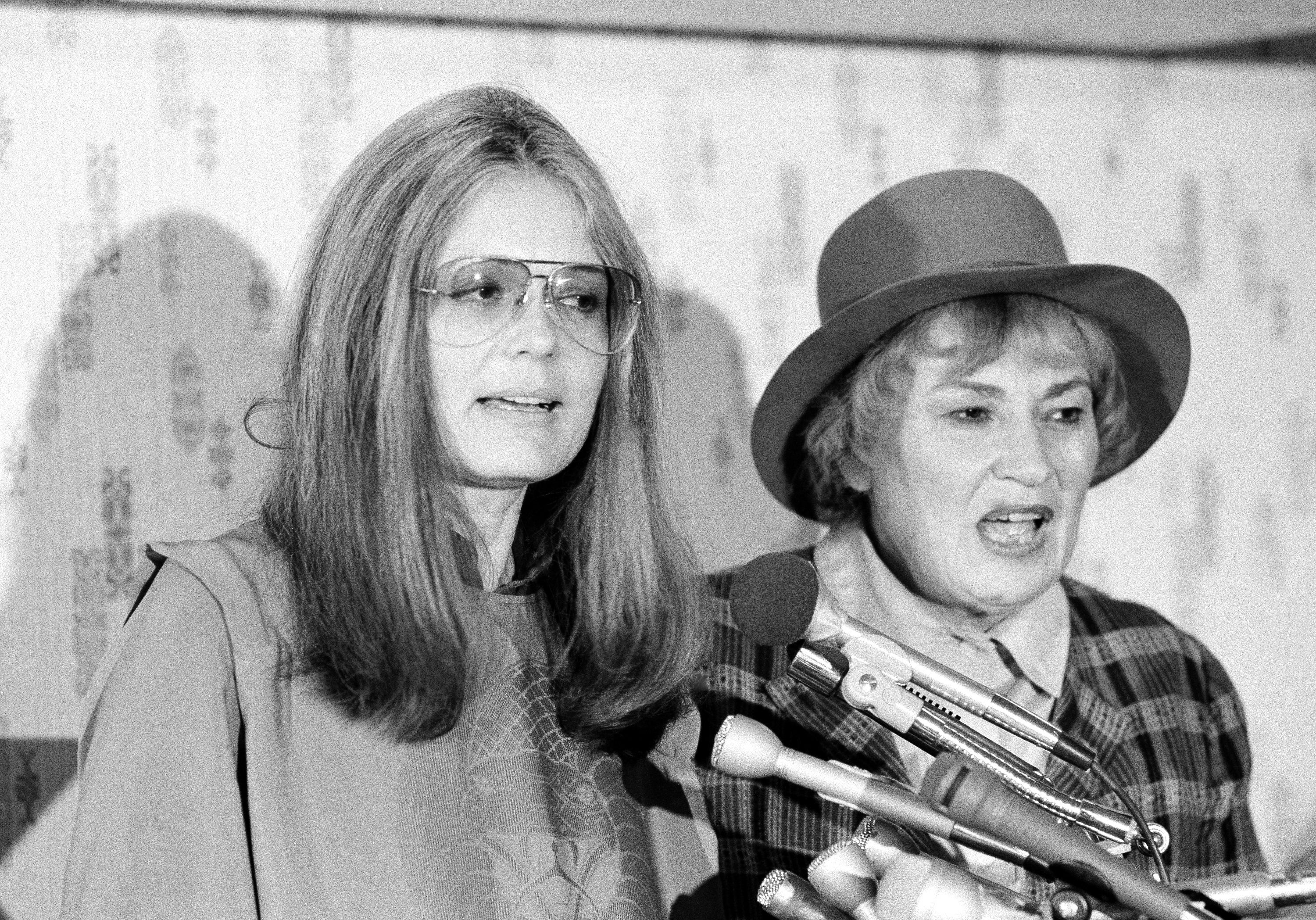 Los homenajes a Steinem (izquierda) se multiplicaron tras conocerse su muerte