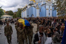 Un bebé por nacer y un funeral en Kiev: La historia de 2 jóvenes soldados que se casaron en guerra